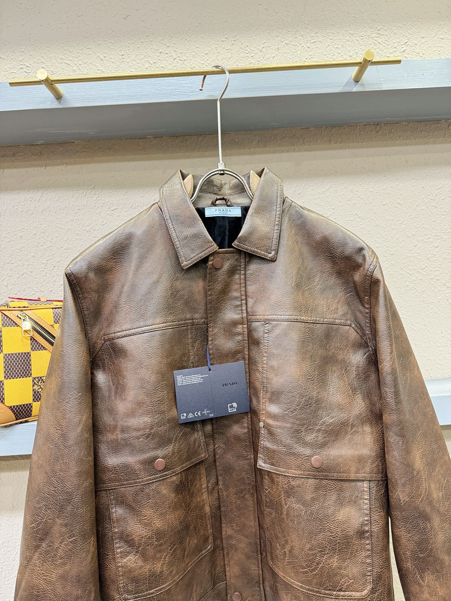 PRADA 普拉达，走秀款皮衣外套，料选蛋白皮面料，蛋白皮是一种加入蚕丝人造皮。蛋白皮利用蛋白质蚕丝粉末