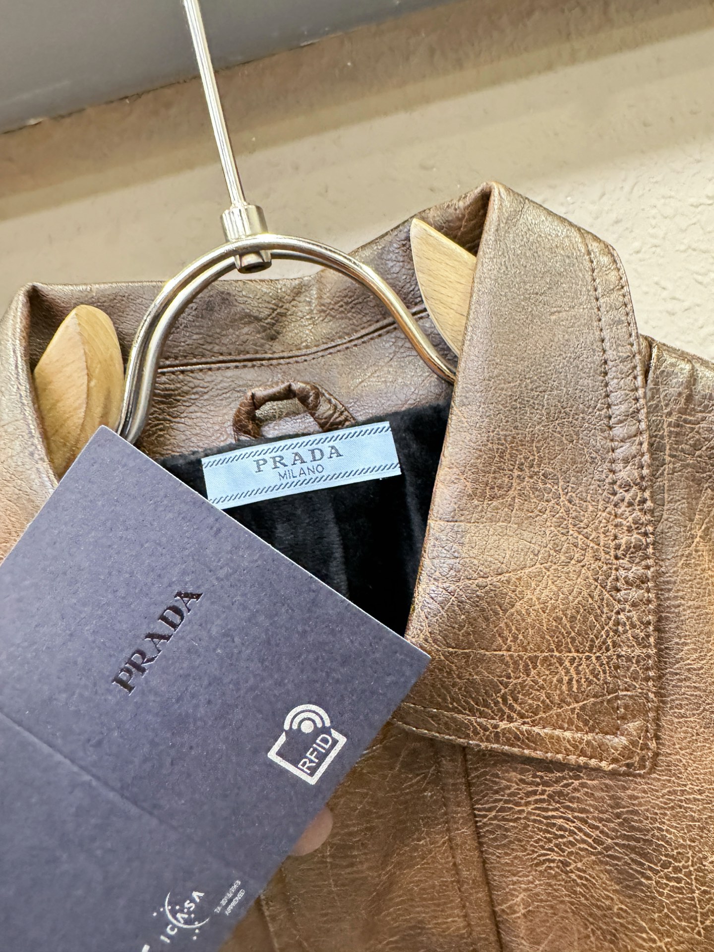 PRADA 普拉达，走秀款皮衣外套，料选蛋白皮面料，蛋白皮是一种加入蚕丝人造皮。蛋白皮利用蛋白质蚕丝粉末