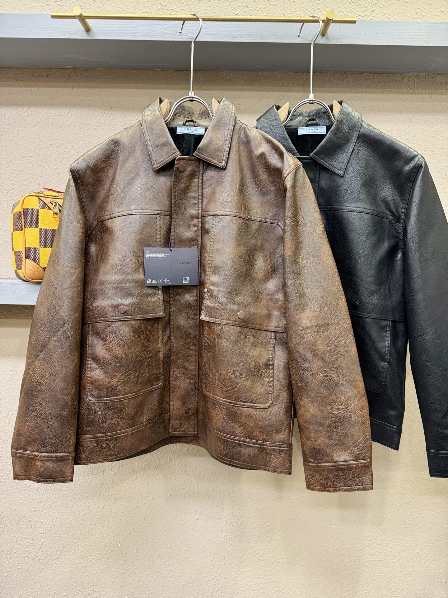 PRADA 普拉达，走秀款皮衣外套，料选蛋白皮面料，蛋白皮是一种加入蚕丝人造皮。蛋白皮利用蛋白质蚕丝粉末