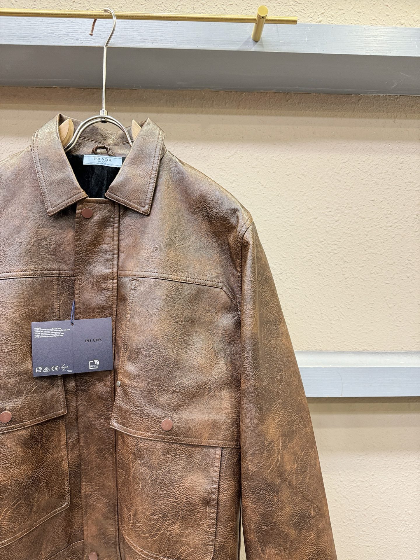 PRADA 普拉达，走秀款皮衣外套，料选蛋白皮面料，蛋白皮是一种加入蚕丝人造皮。蛋白皮利用蛋白质蚕丝粉末