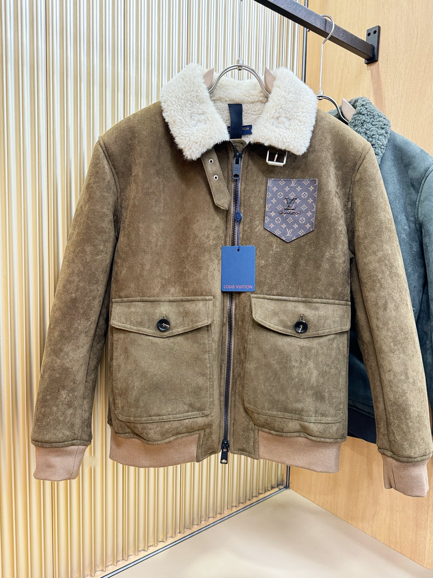 LV路易威登 新品皮毛一体，原生态人造皮面料；100%进口皮毛一体！采用进口人造皮！皮料品质相当高级。内