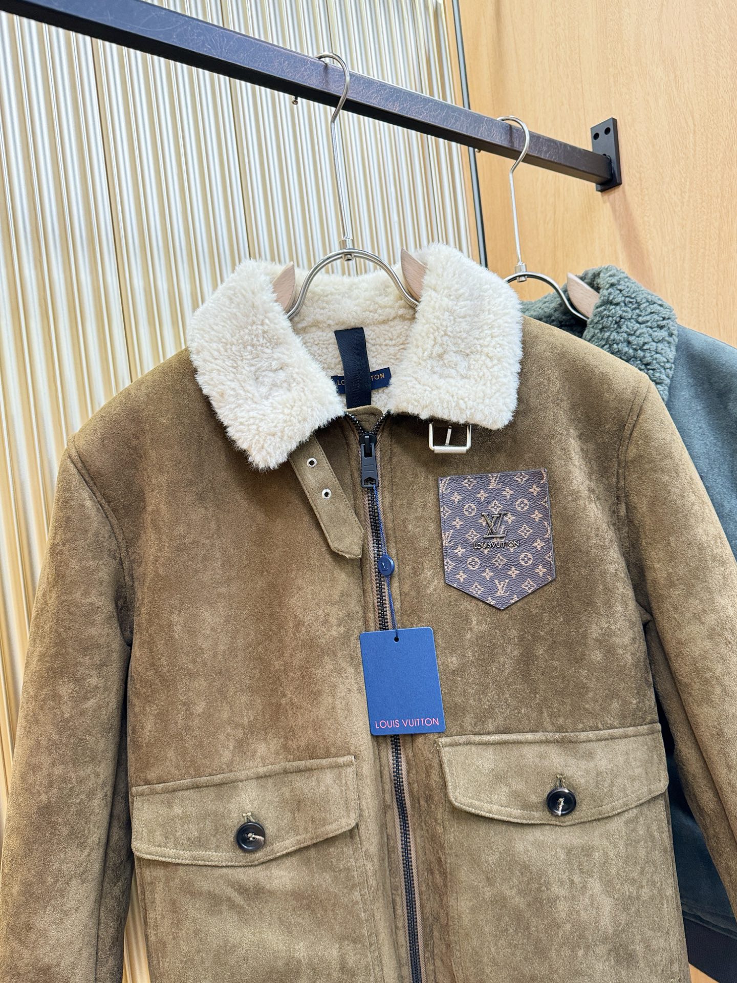 LV路易威登 新品皮毛一体，原生态人造皮面料；100%进口皮毛一体！采用进口人造皮！皮料品质相当高级。内