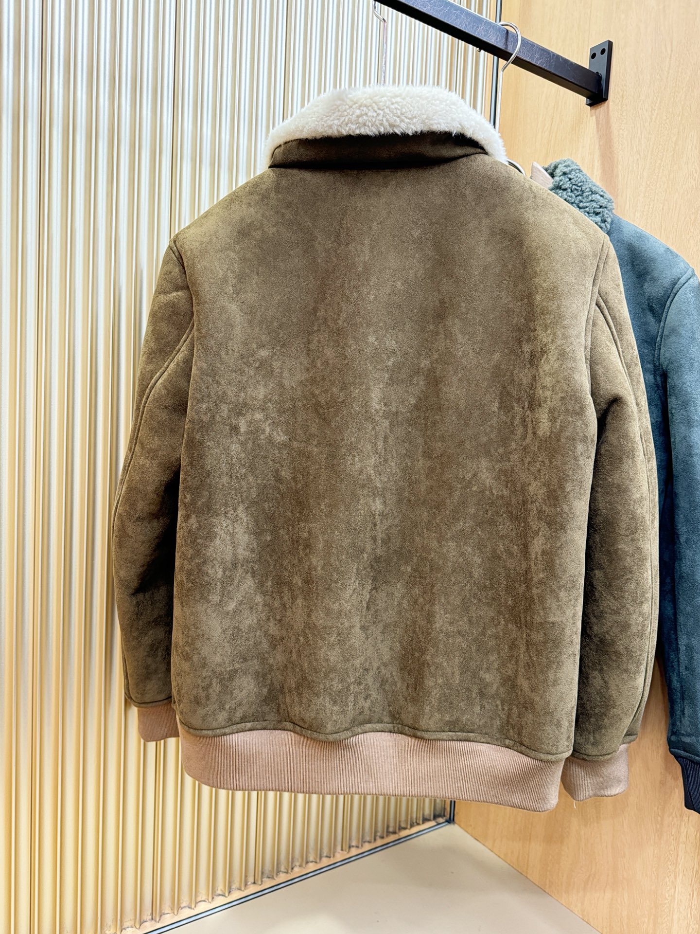 LV路易威登 新品皮毛一体，原生态人造皮面料；100%进口皮毛一体！采用进口人造皮！皮料品质相当高级。内