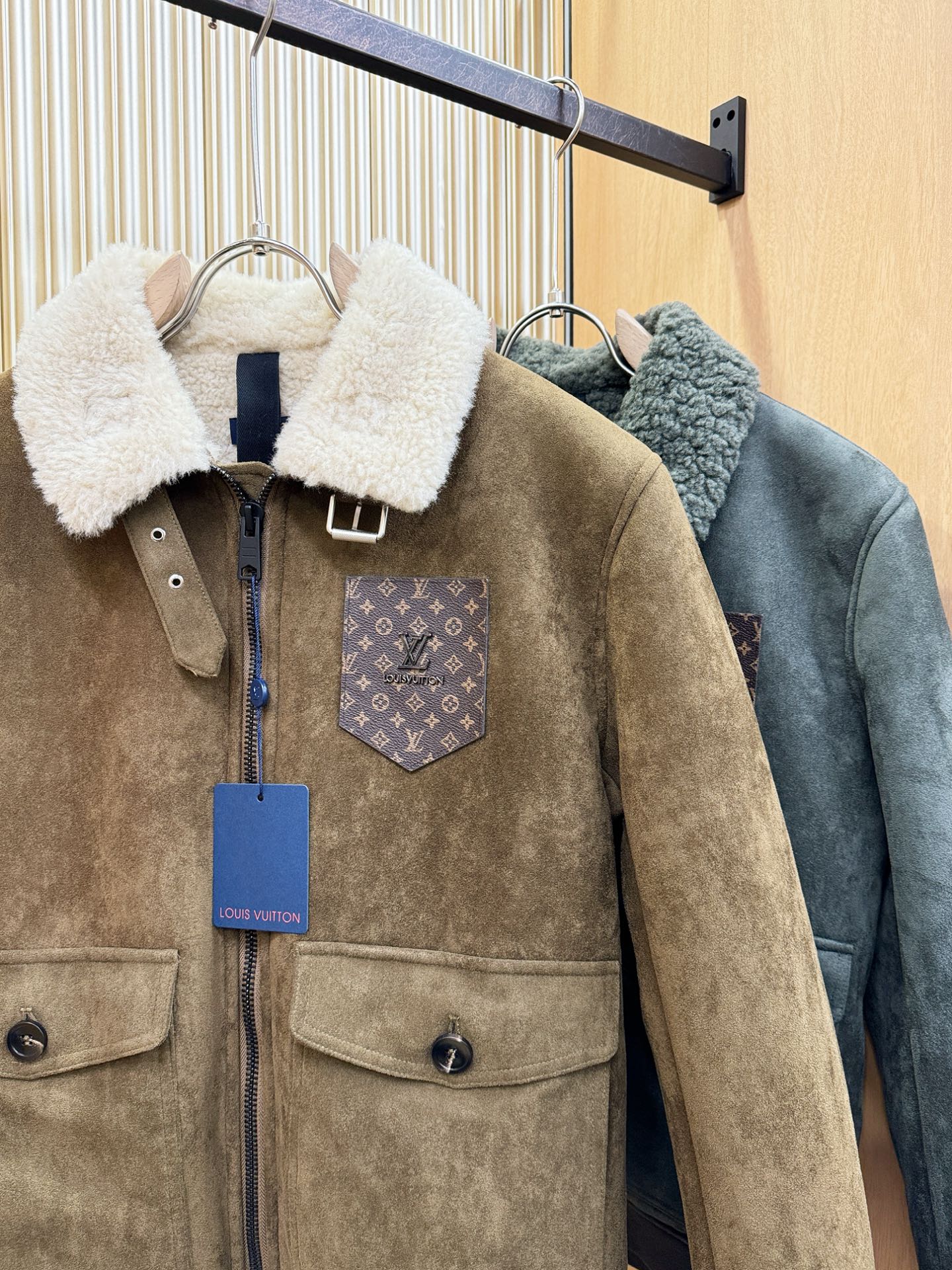 LV路易威登 新品皮毛一体，原生态人造皮面料；100%进口皮毛一体！采用进口人造皮！皮料品质相当高级。内