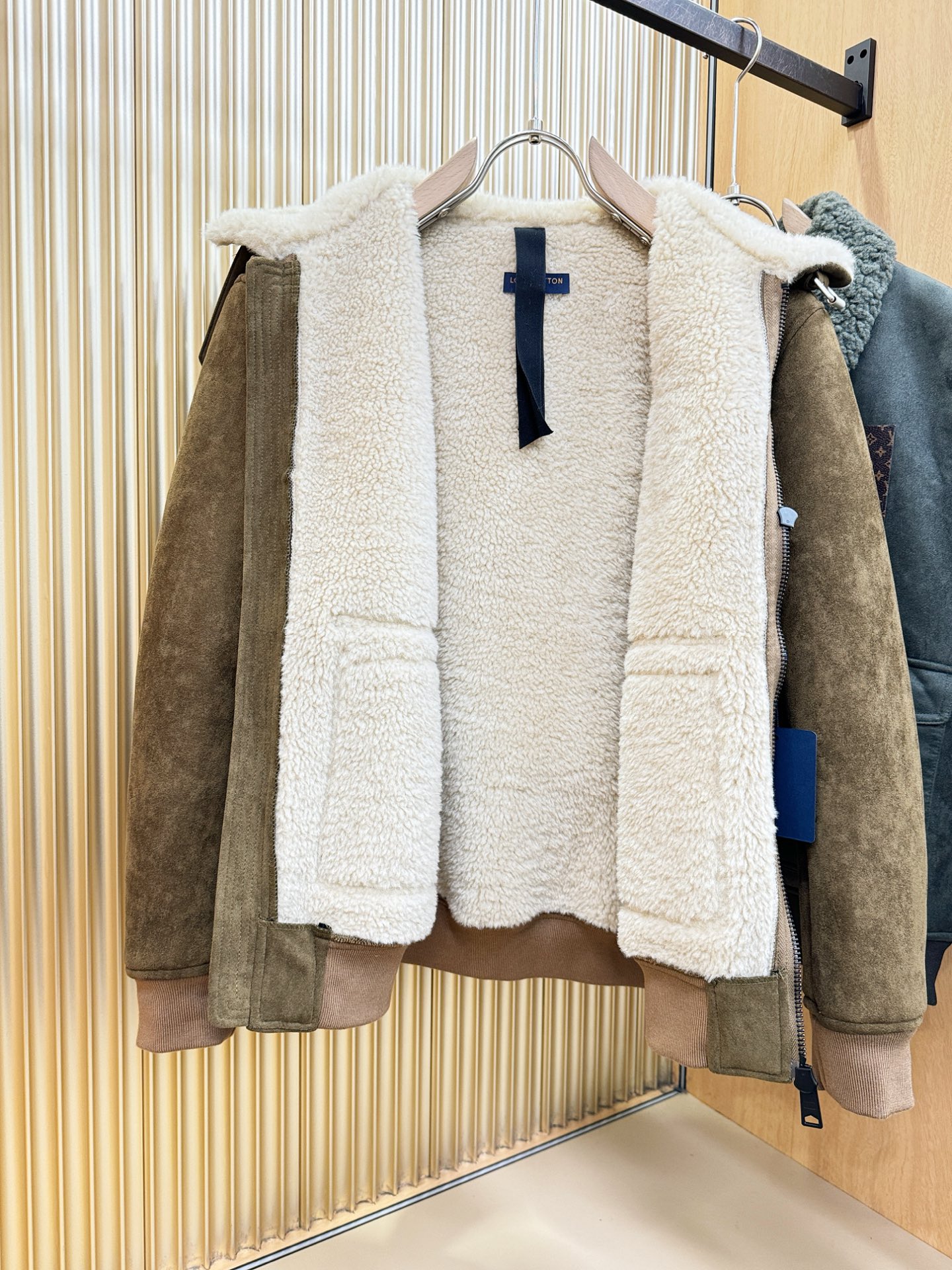 LV路易威登 新品皮毛一体，原生态人造皮面料；100%进口皮毛一体！采用进口人造皮！皮料品质相当高级。内