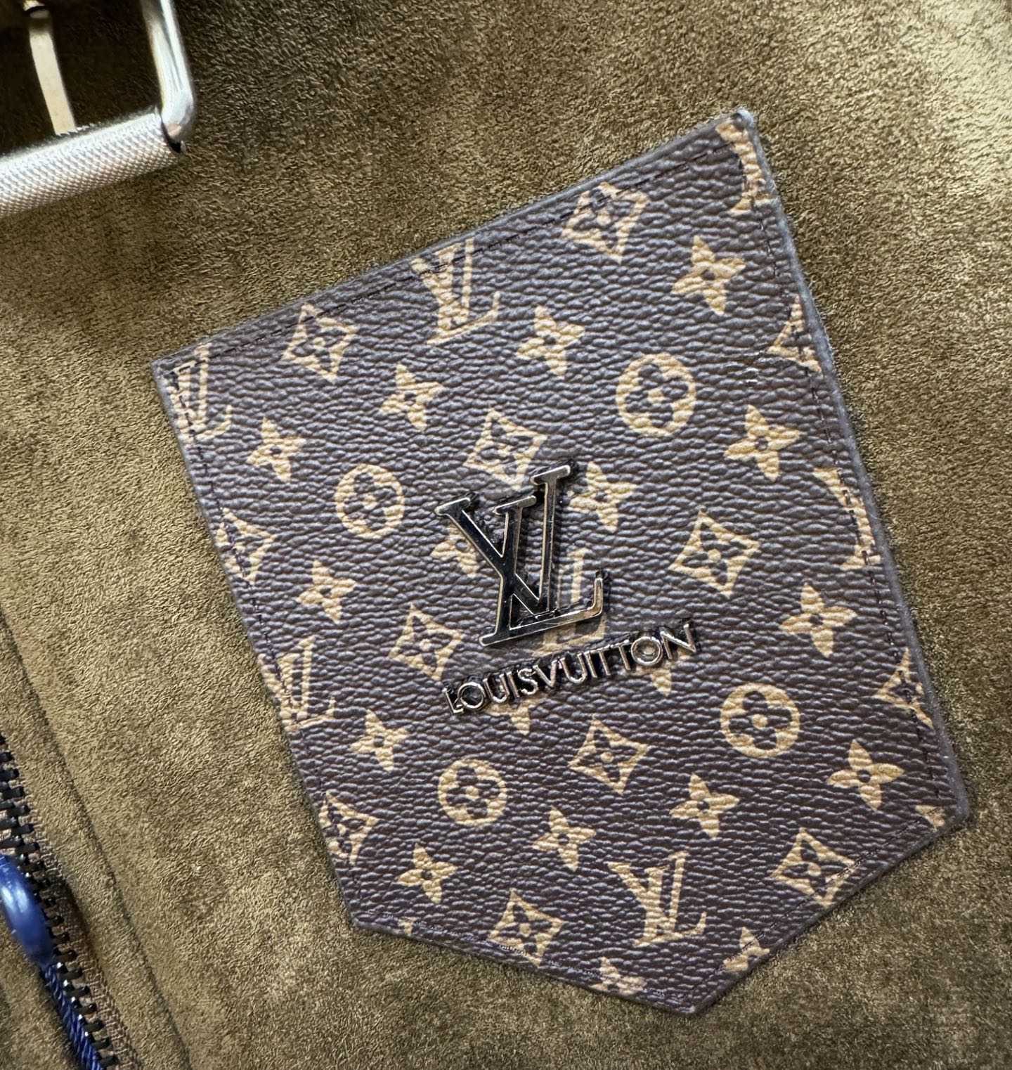 LV路易威登 新品皮毛一体，原生态人造皮面料；100%进口皮毛一体！采用进口人造皮！皮料品质相当高级。内