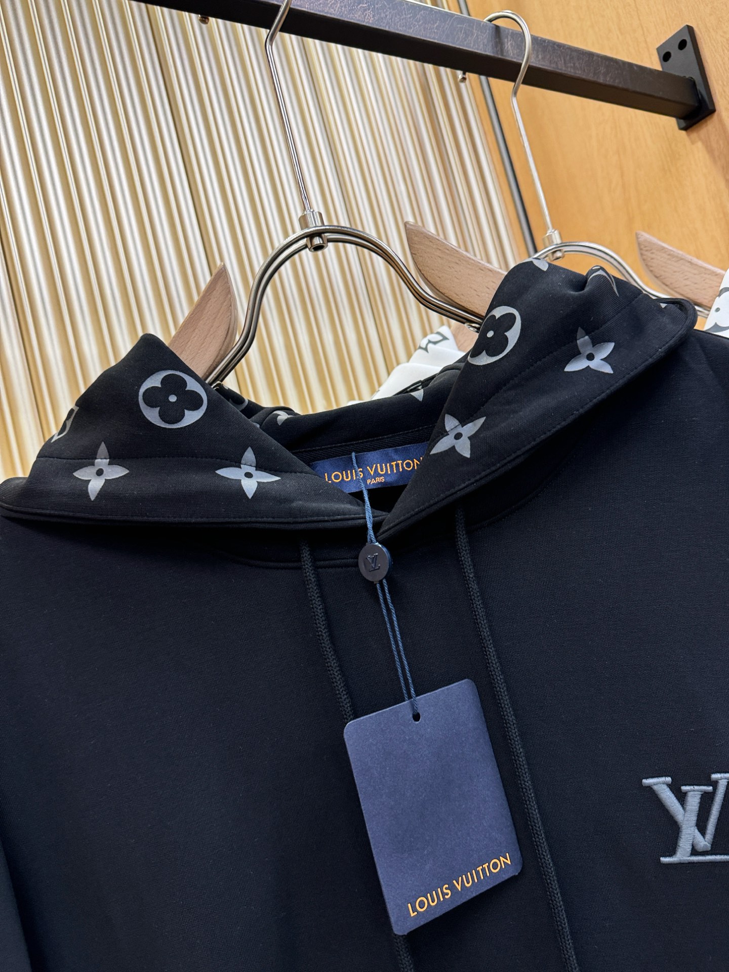 LV路易威登 2025ss秋季新品 长袖连帽卫衣，经典Logo设计，百搭款 官网同步发售 定制面料，柔软