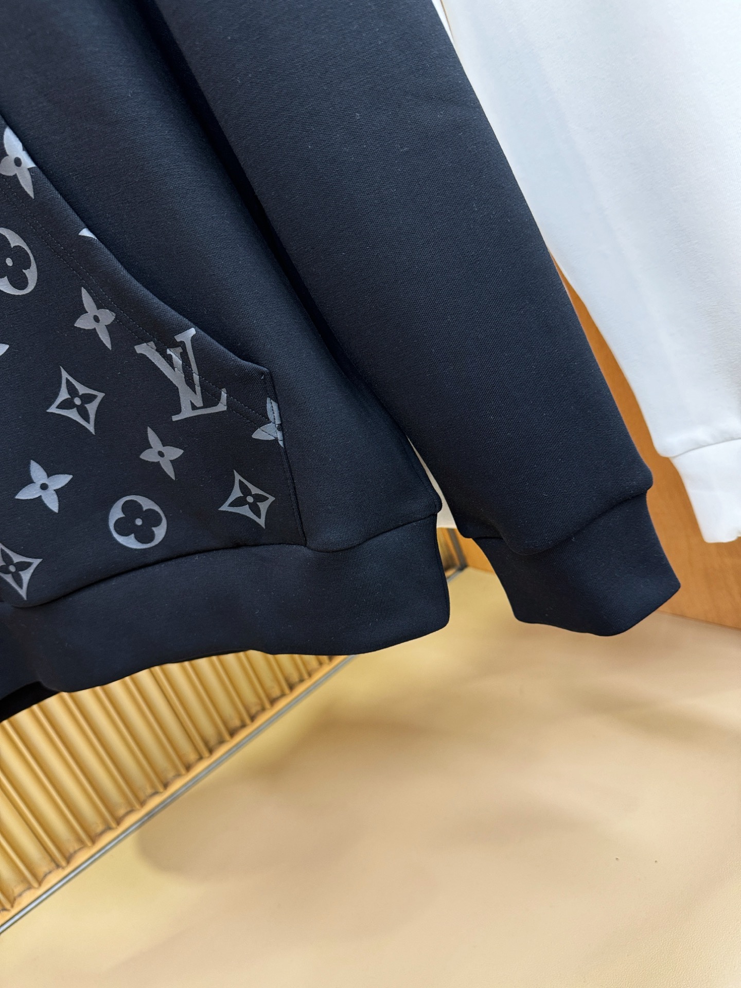 LV路易威登 2025ss秋季新品 长袖连帽卫衣，经典Logo设计，百搭款 官网同步发售 定制面料，柔软