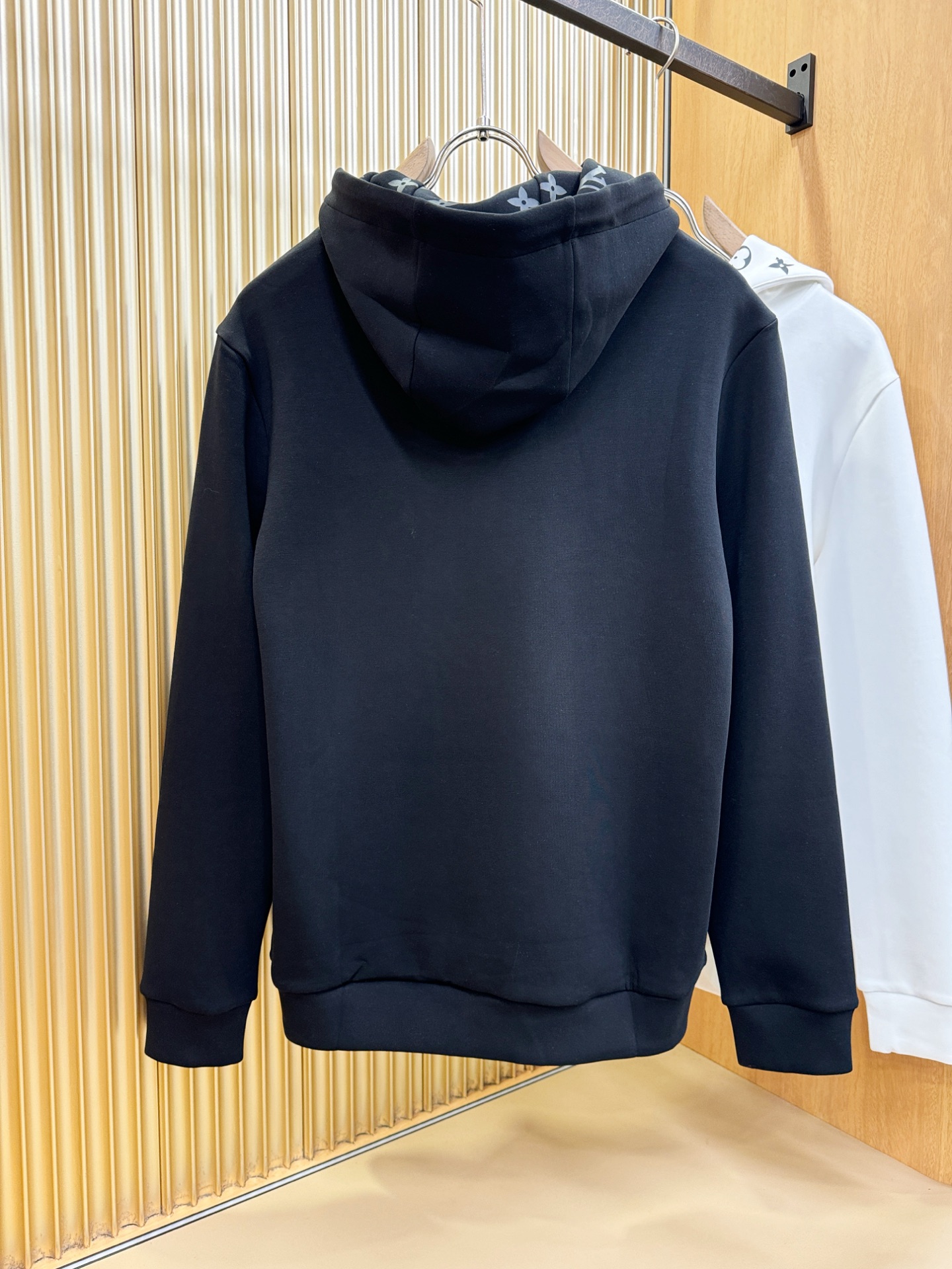 LV路易威登 2025ss秋季新品 长袖连帽卫衣，经典Logo设计，百搭款 官网同步发售 定制面料，柔软