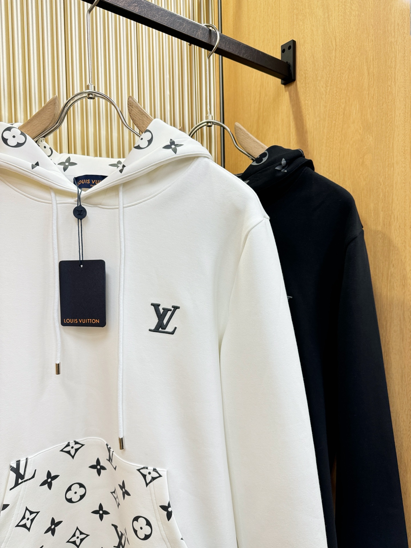 LV路易威登 2025ss秋季新品 长袖连帽卫衣，经典Logo设计，百搭款 官网同步发售 定制面料，柔软