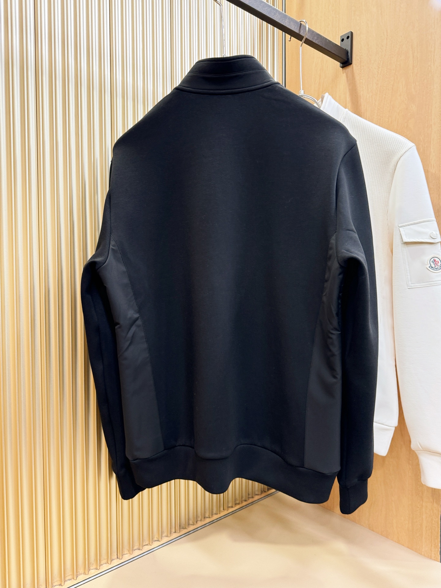 Moncler蒙口 2025ss秋冬新品 抓绒长袖卫衣，经典Logo设计，百搭款 官网同步发售 定制面料