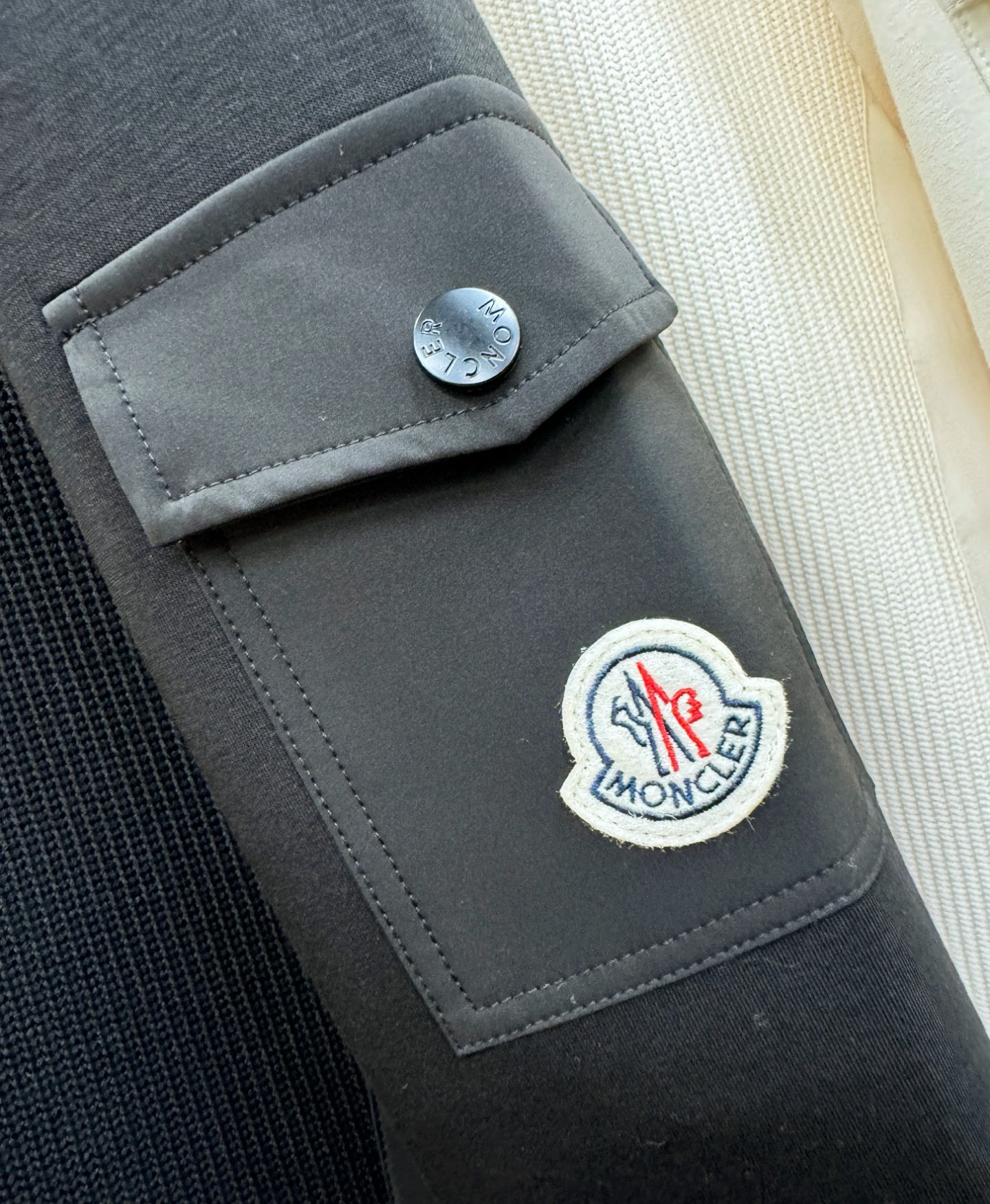 Moncler蒙口 2025ss秋冬新品 抓绒长袖卫衣，经典Logo设计，百搭款 官网同步发售 定制面料