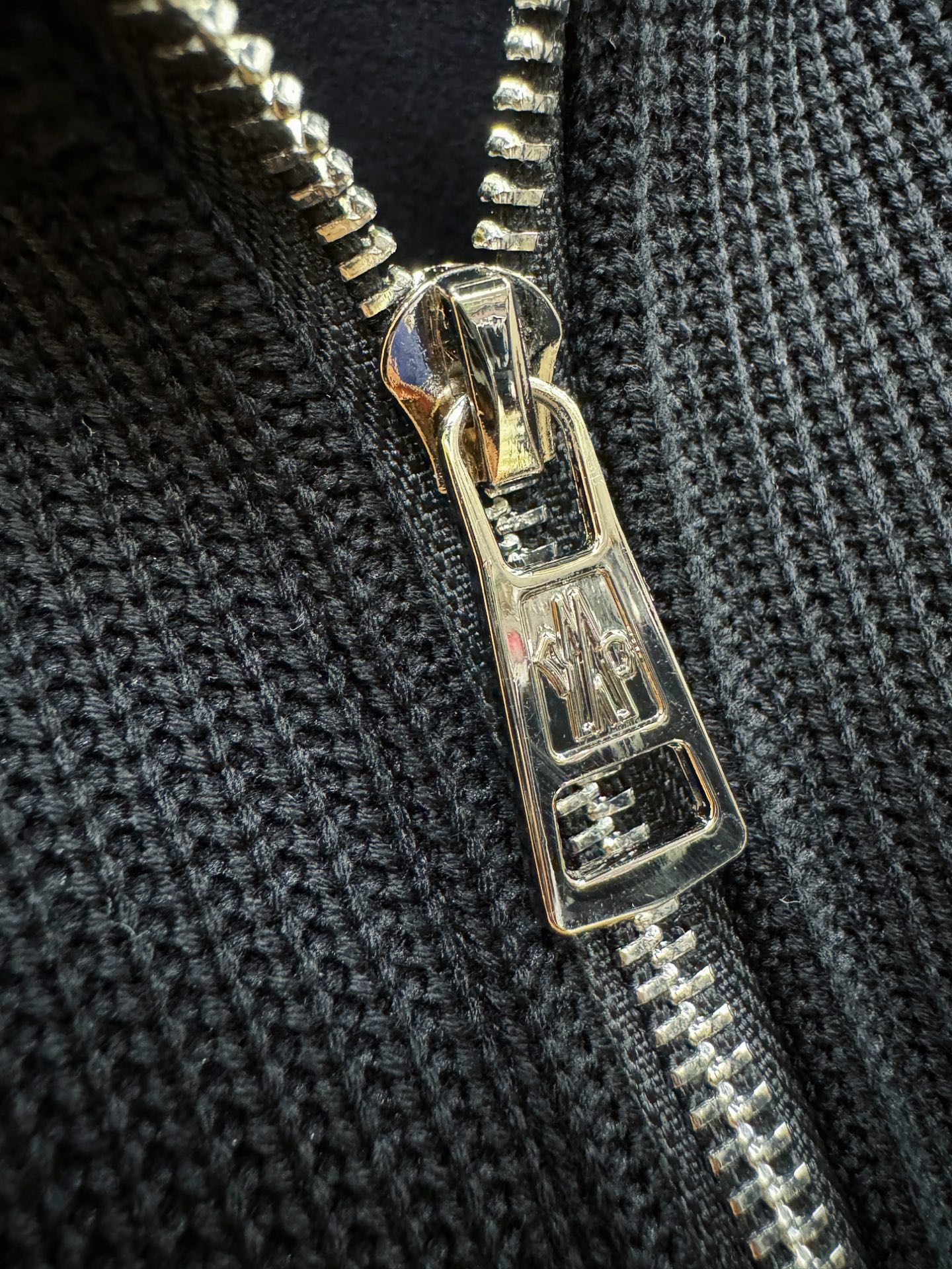 Moncler蒙口 2025ss秋冬新品 抓绒长袖卫衣，经典Logo设计，百搭款 官网同步发售 定制面料