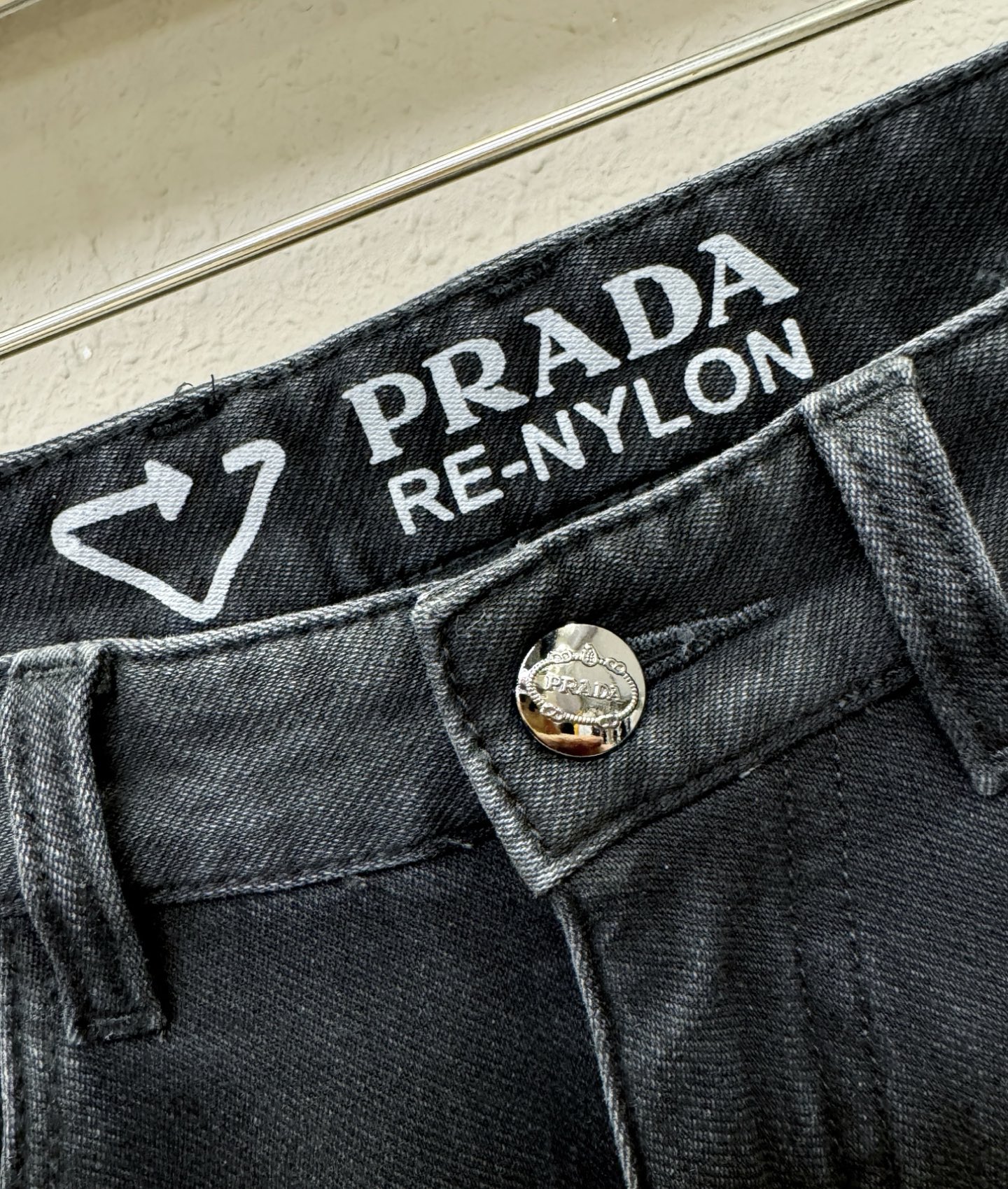 加绒款 PRADA 普拉达 2025专柜新品，原版牛仔裤 加绒加厚保暖，原版重工打造，品牌经典LOGO设