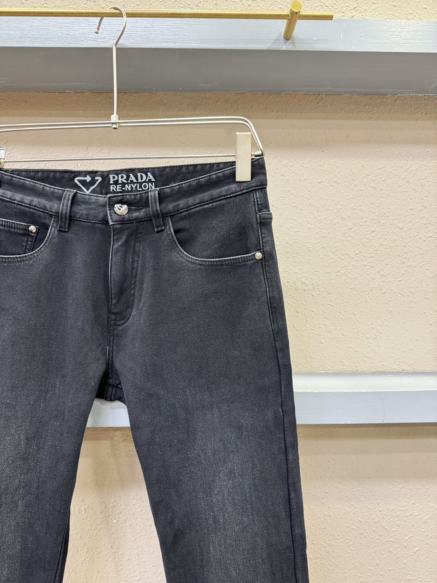 加绒款 PRADA 普拉达 2025专柜新品，原版牛仔裤 加绒加厚保暖，原版重工打造，品牌经典LOGO设