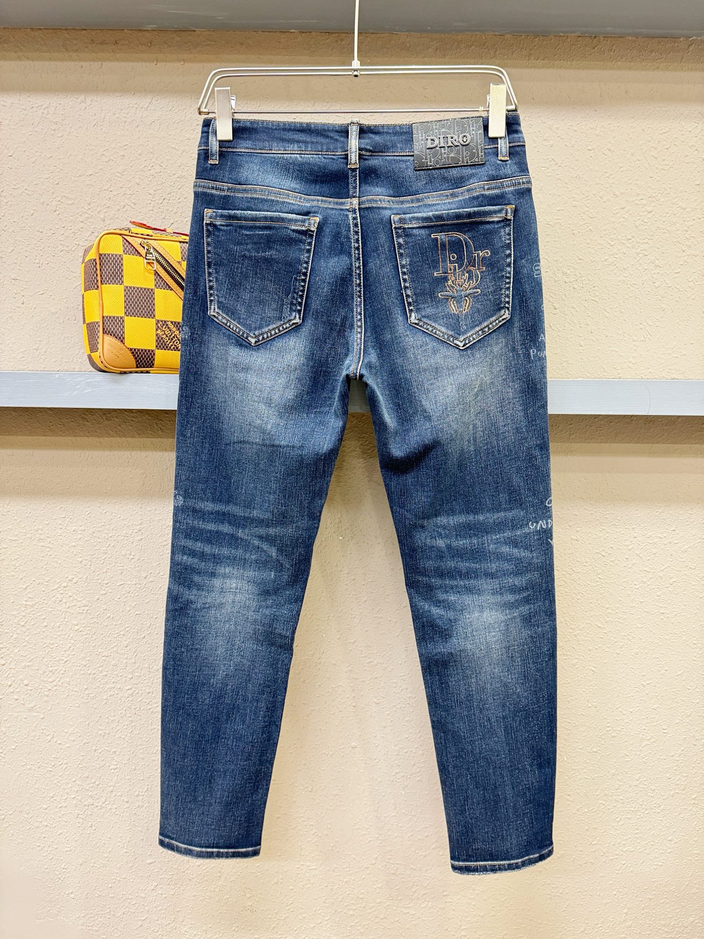 Dior迪奥 2025专柜新品，原版牛仔裤 原版重工打造，品牌经典LOGO设计，三标齐全！原版五金辅料。