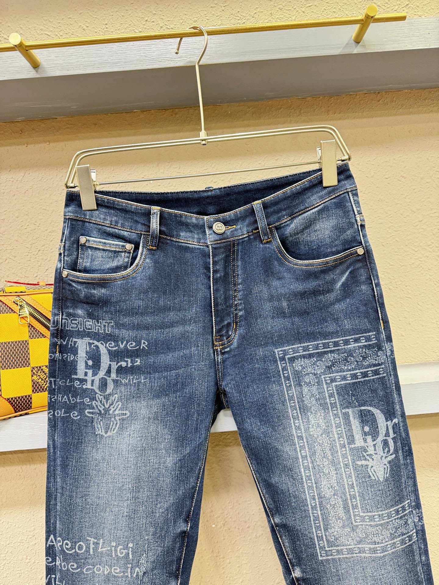 Dior迪奥 2025专柜新品，原版牛仔裤 原版重工打造，品牌经典LOGO设计，三标齐全！原版五金辅料。