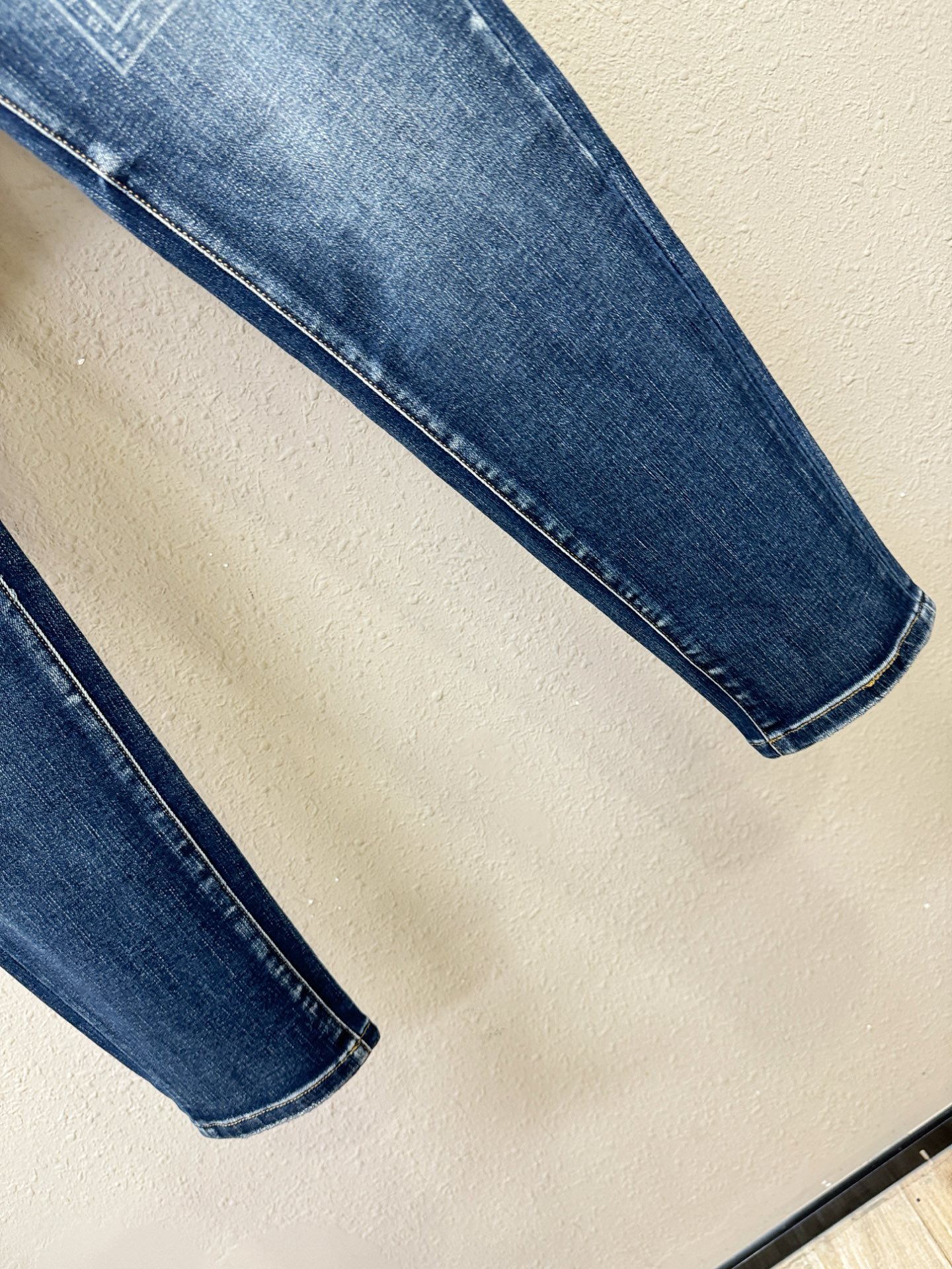 Dior迪奥 2025专柜新品，原版牛仔裤 原版重工打造，品牌经典LOGO设计，三标齐全！原版五金辅料。