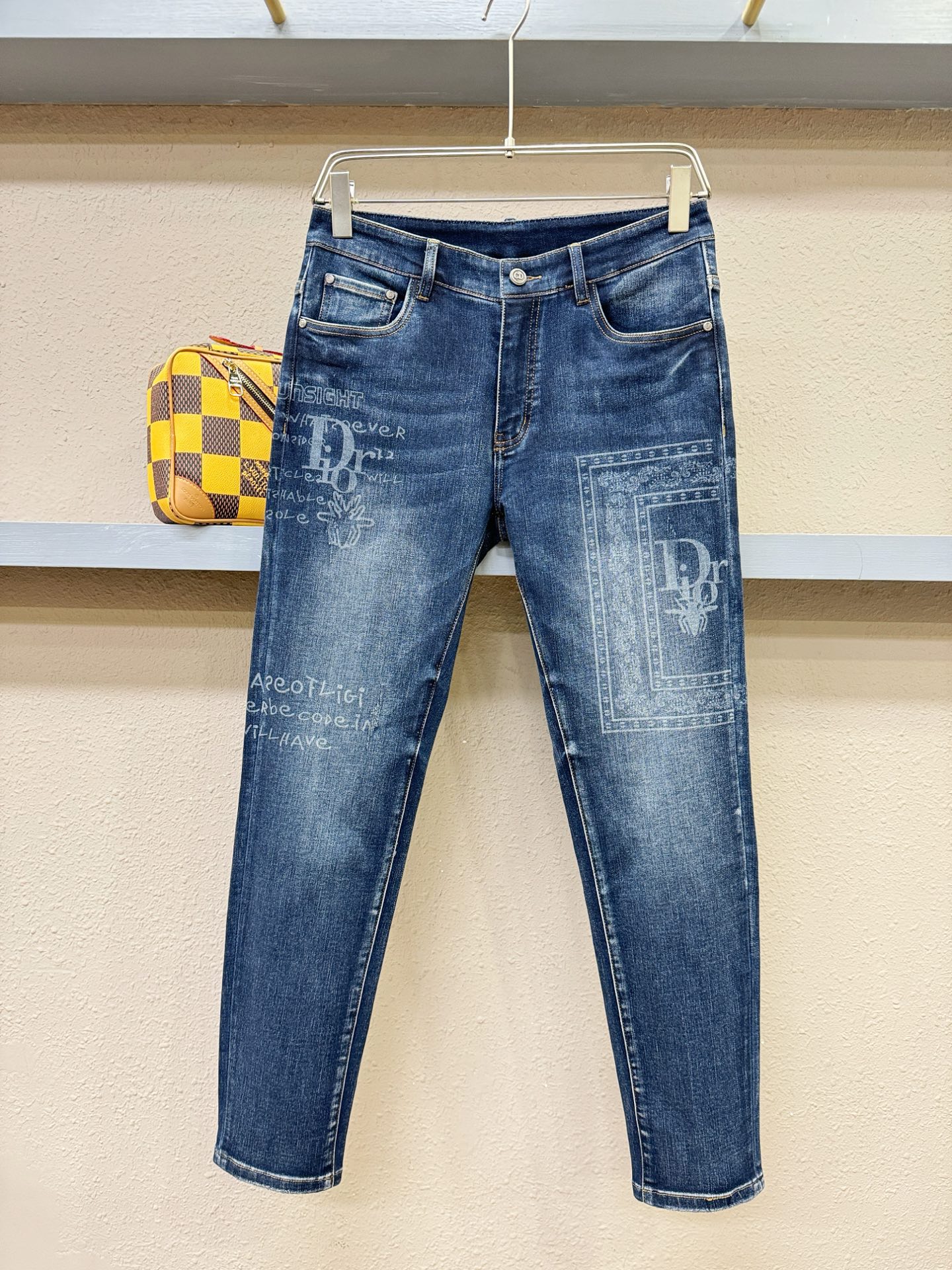 Dior迪奥 2025专柜新品，原版牛仔裤 原版重工打造，品牌经典LOGO设计，三标齐全！原版五金辅料。