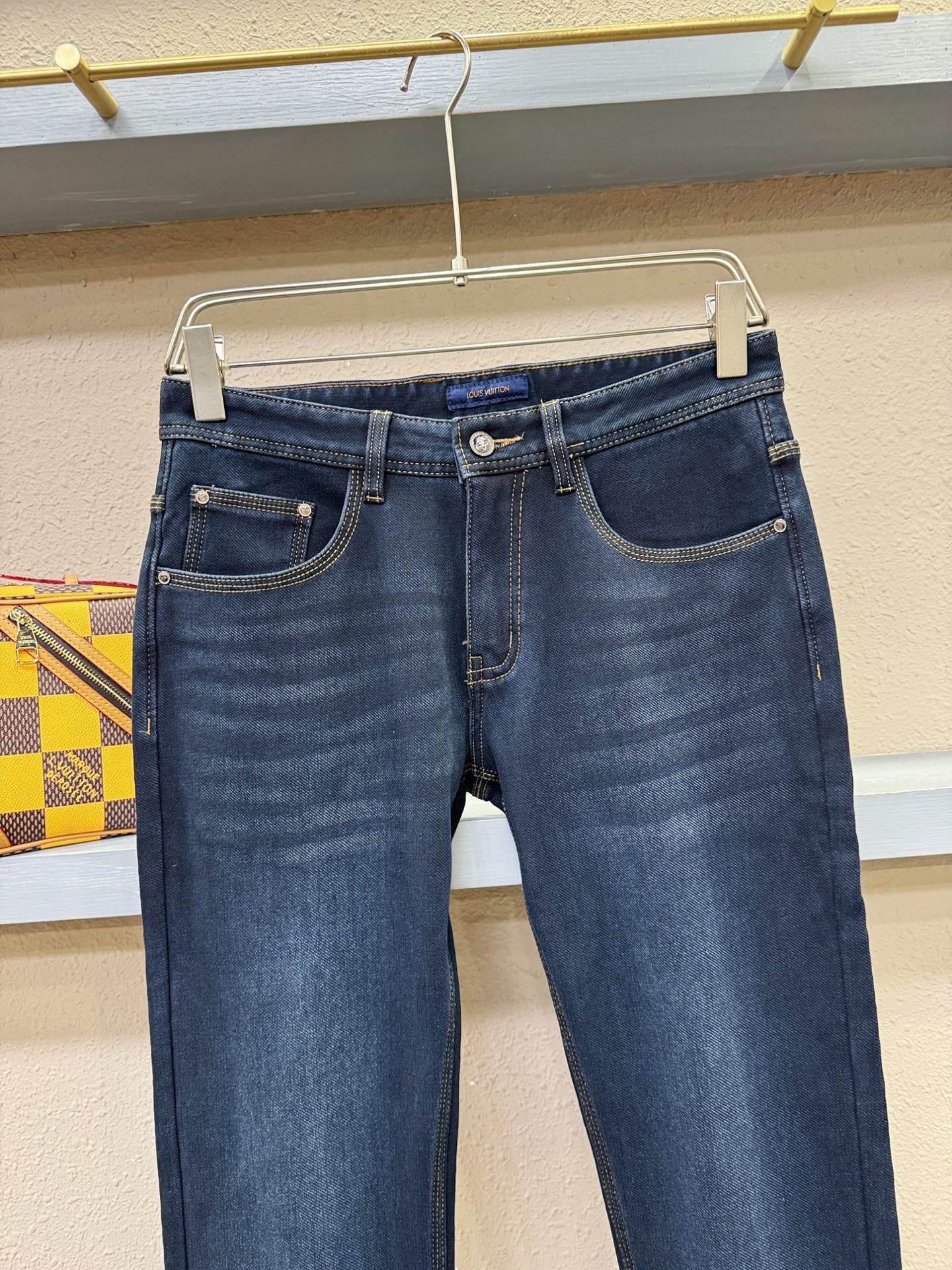 加绒款 LV路易威登 2025专柜新品，原版牛仔裤 加绒加厚保暖，原版重工打造，品牌经典LOGO设计，三