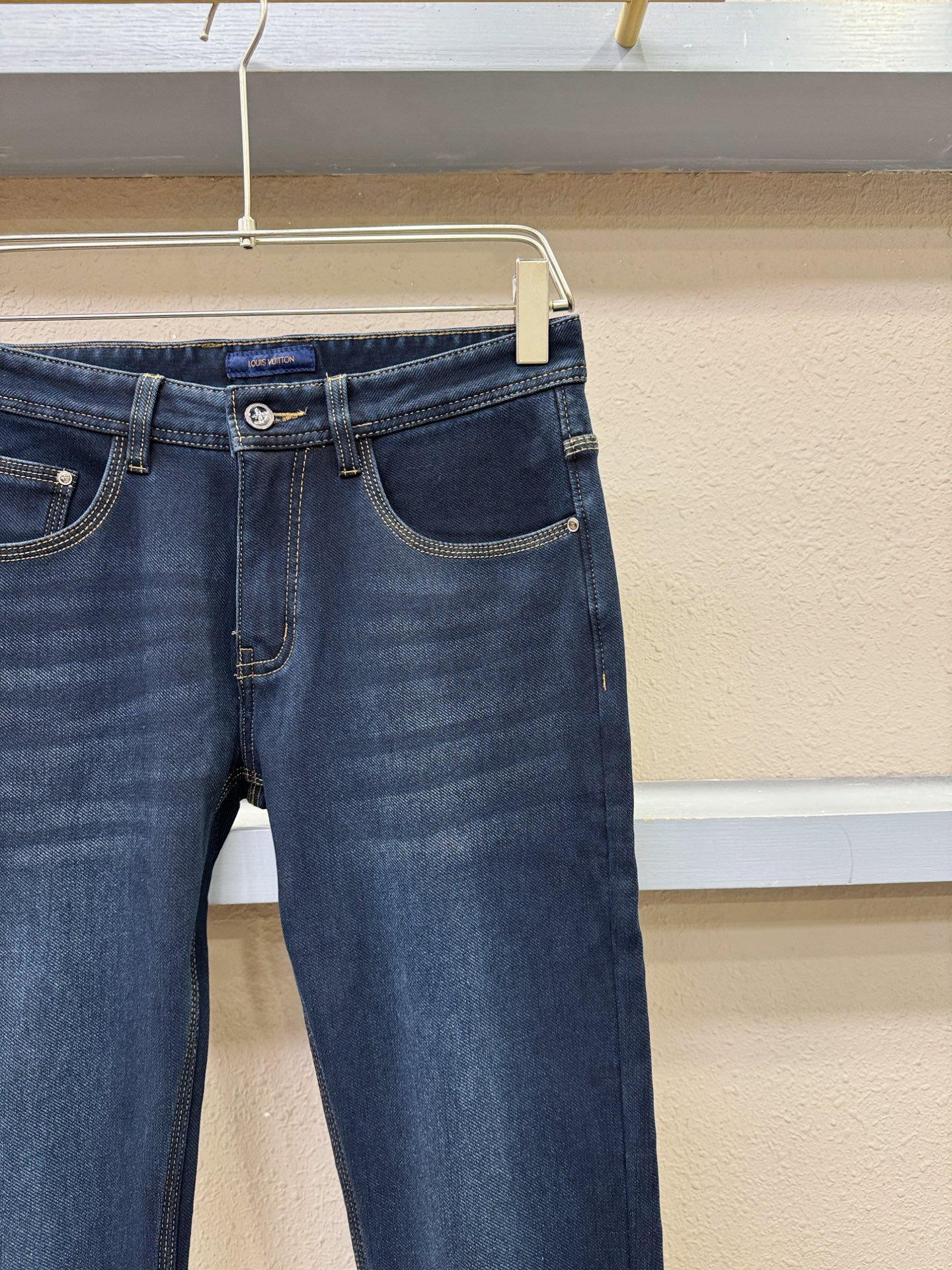 加绒款 LV路易威登 2025专柜新品，原版牛仔裤 加绒加厚保暖，原版重工打造，品牌经典LOGO设计，三