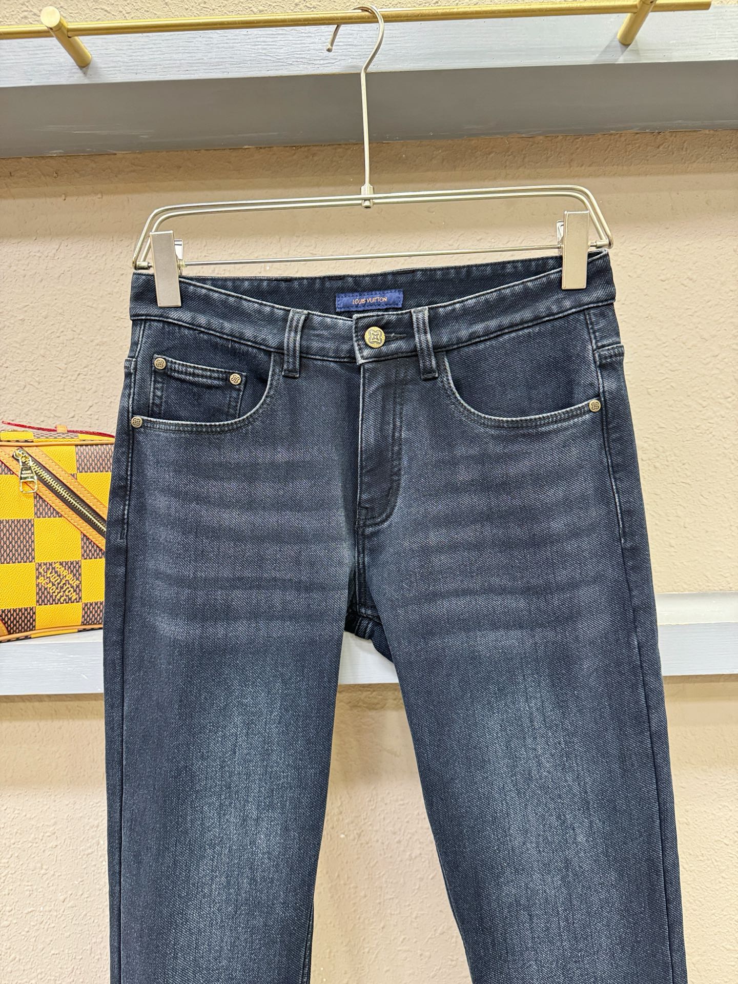 加绒款 LV路易威登 2025专柜新品，原版牛仔裤 加绒加厚保暖，原版重工打造，品牌经典LOGO设计，三