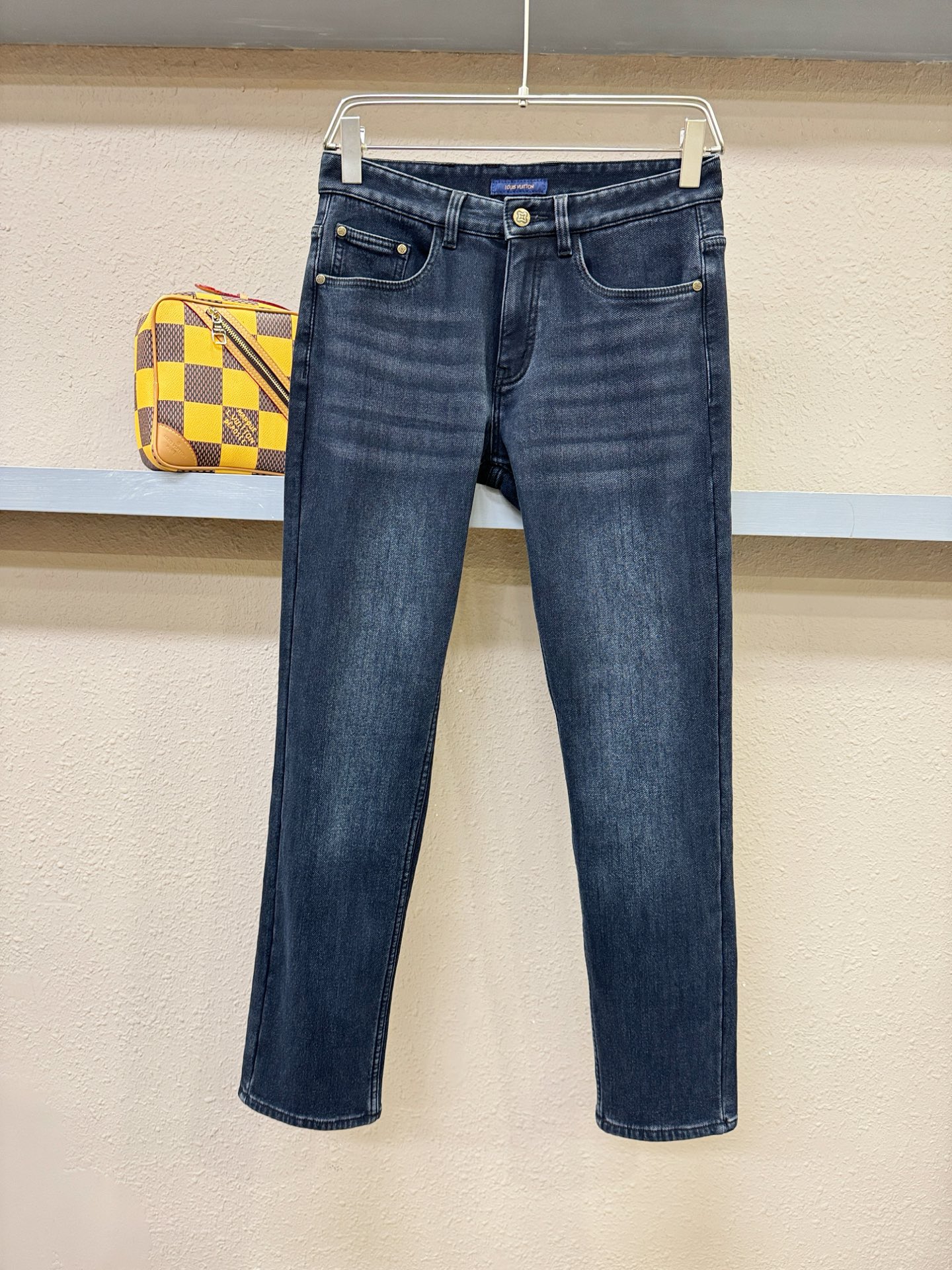 加绒款 LV路易威登 2025专柜新品，原版牛仔裤 加绒加厚保暖，原版重工打造，品牌经典LOGO设计，三