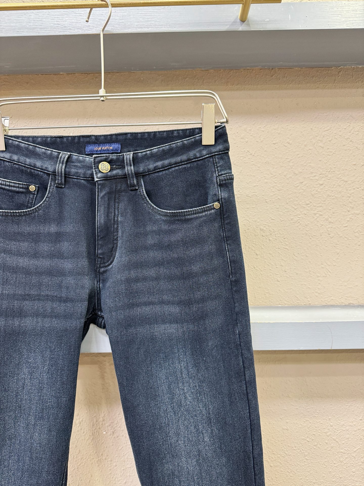 加绒款 LV路易威登 2025专柜新品，原版牛仔裤 加绒加厚保暖，原版重工打造，品牌经典LOGO设计，三