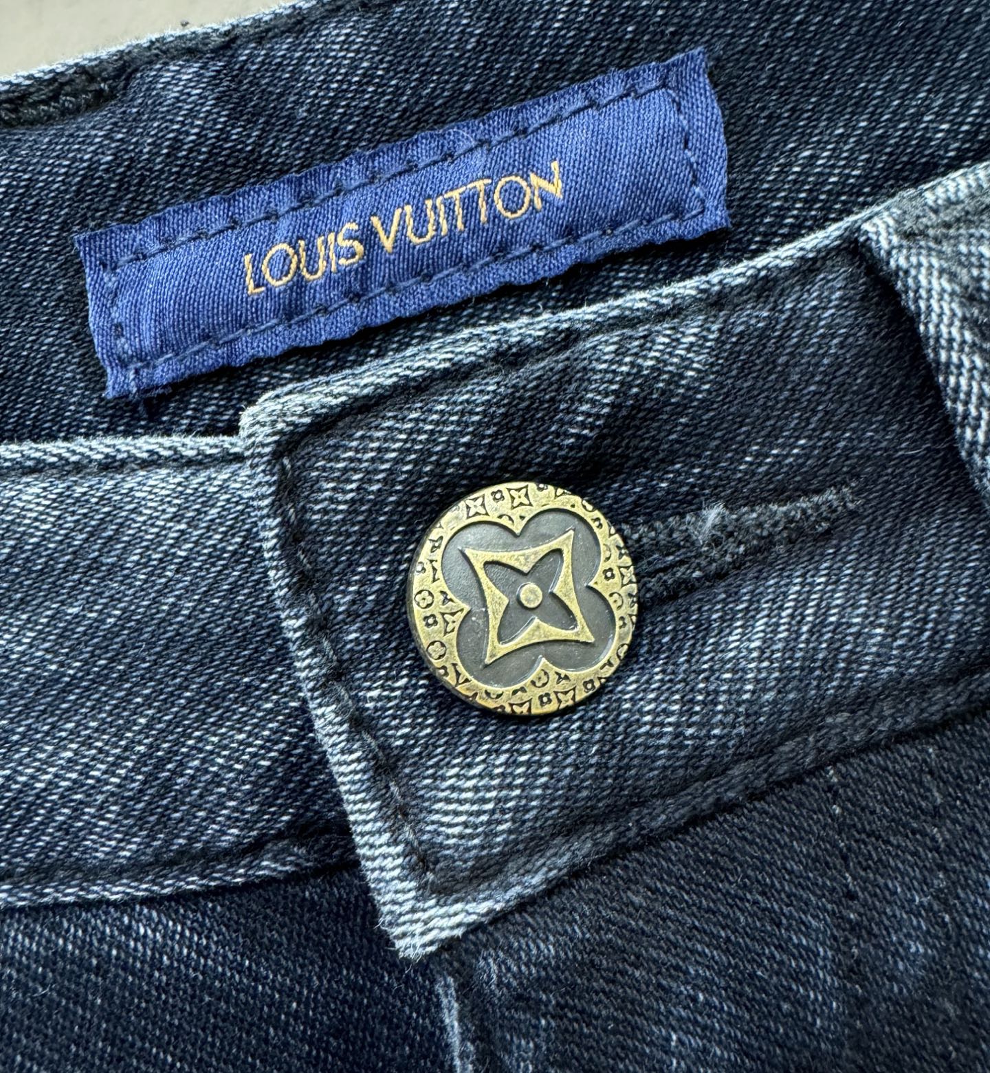 加绒款 LV路易威登 2025专柜新品，原版牛仔裤 加绒加厚保暖，原版重工打造，品牌经典LOGO设计，三