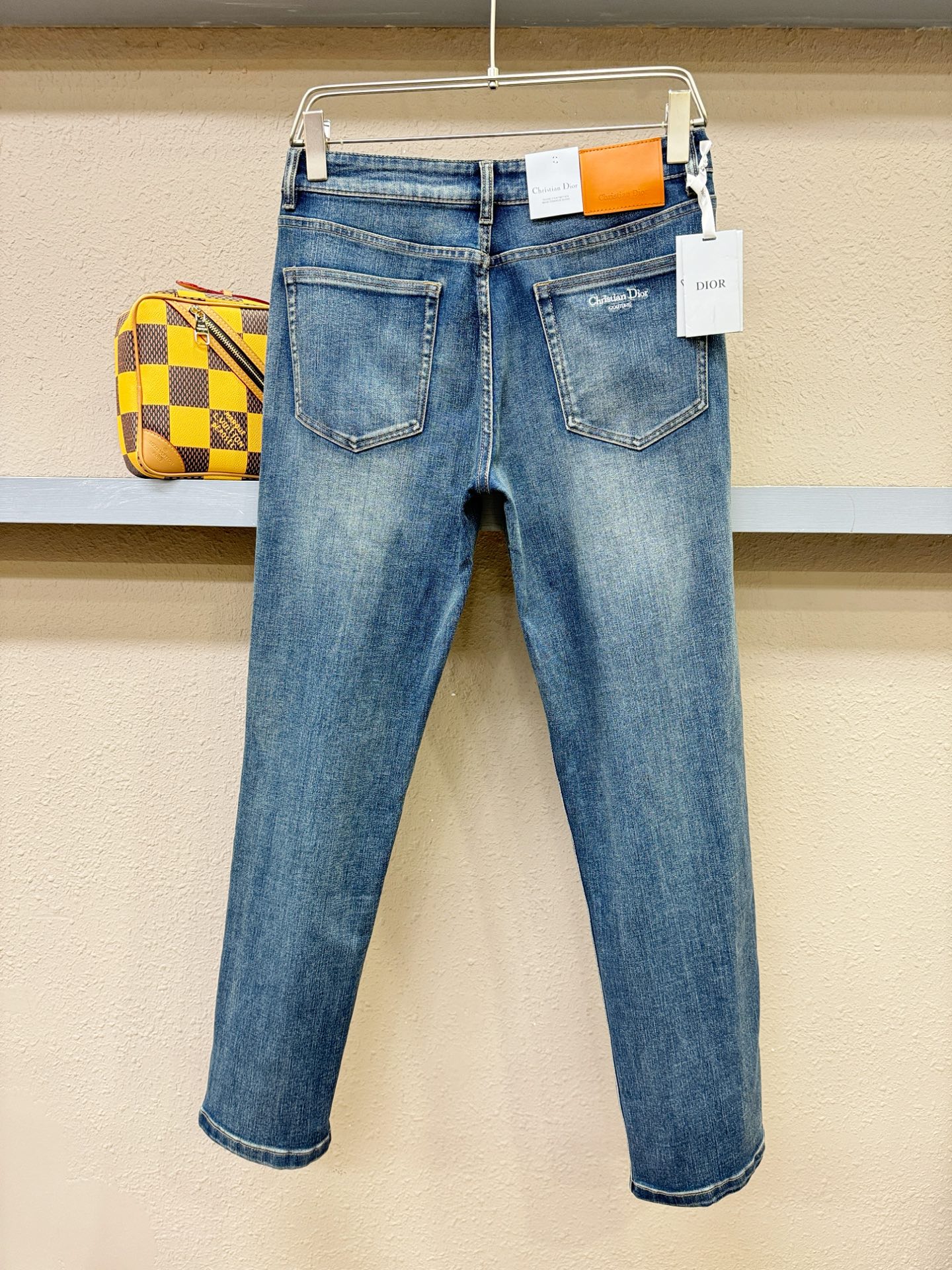 Dior迪奥 2025专柜新品，原版牛仔裤 原版重工打造，品牌经典LOGO设计，三标齐全！原版五金辅料。