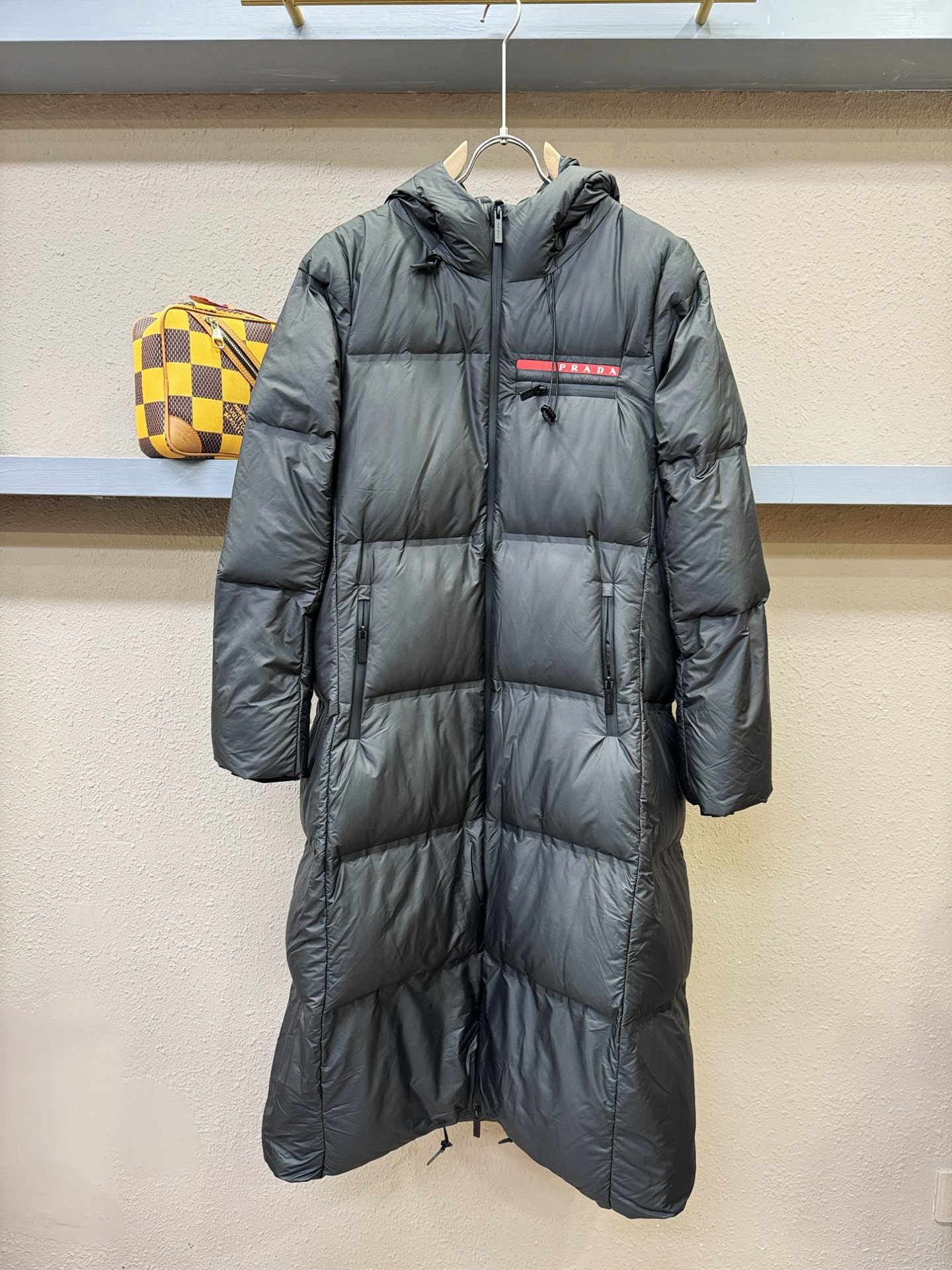 PRADA 普拉达 2025新款长款羽绒服，秀场新品，品相非常完美，专柜高科技防水面料，内里90%白鹅绒