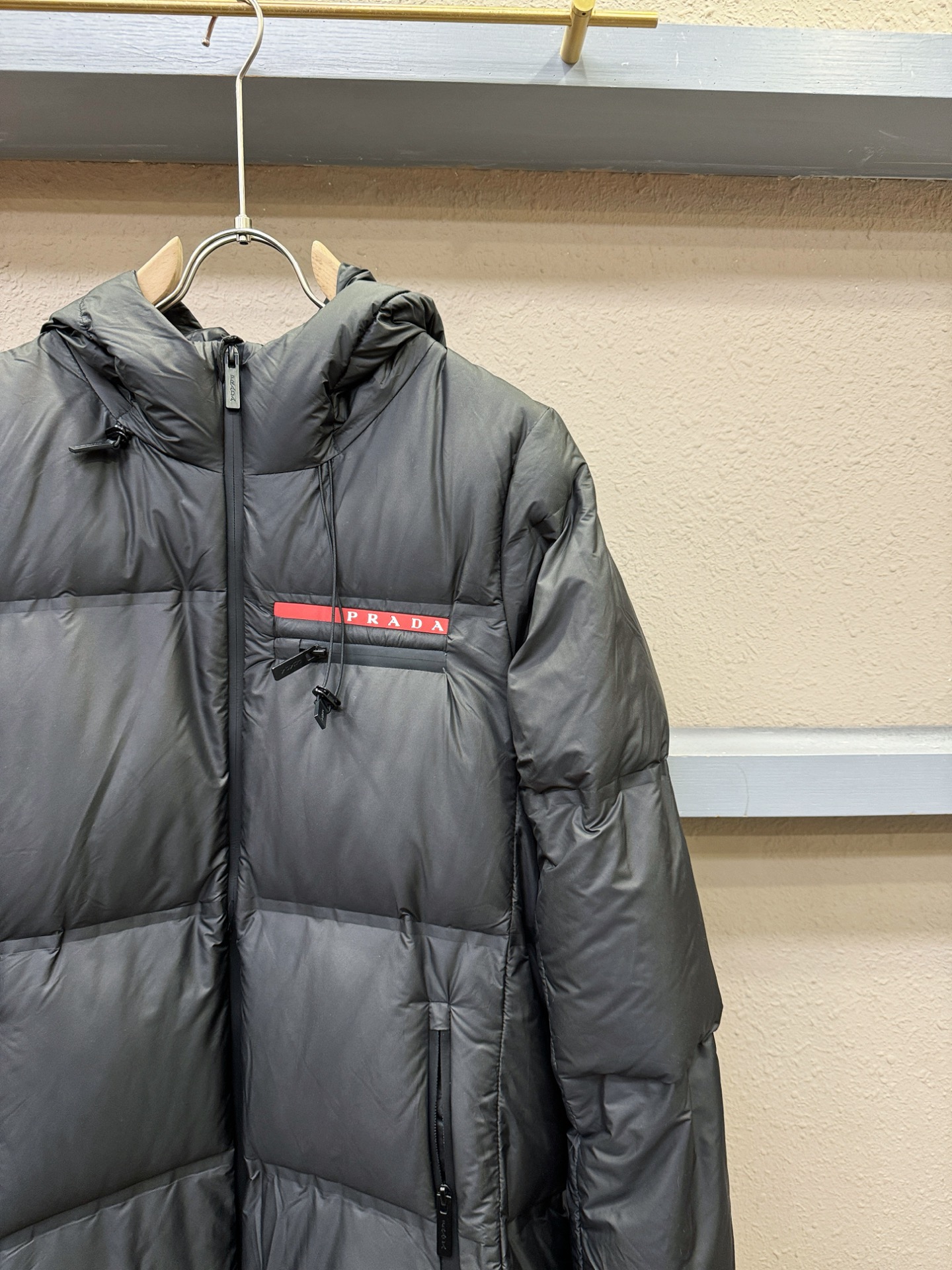 PRADA 普拉达 2025新款长款羽绒服，秀场新品，品相非常完美，专柜高科技防水面料，内里90%白鹅绒
