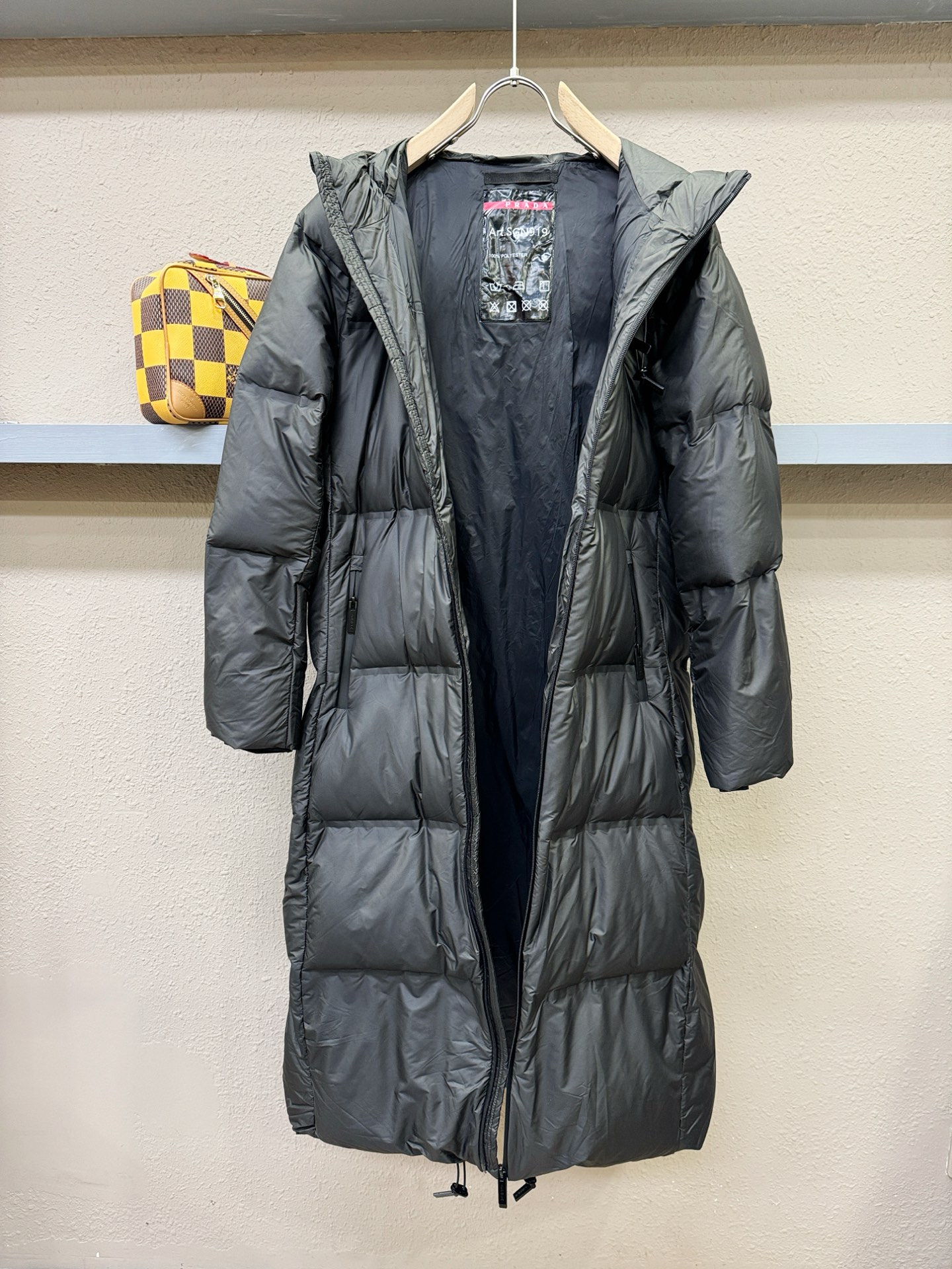 PRADA 普拉达 2025新款长款羽绒服，秀场新品，品相非常完美，专柜高科技防水面料，内里90%白鹅绒