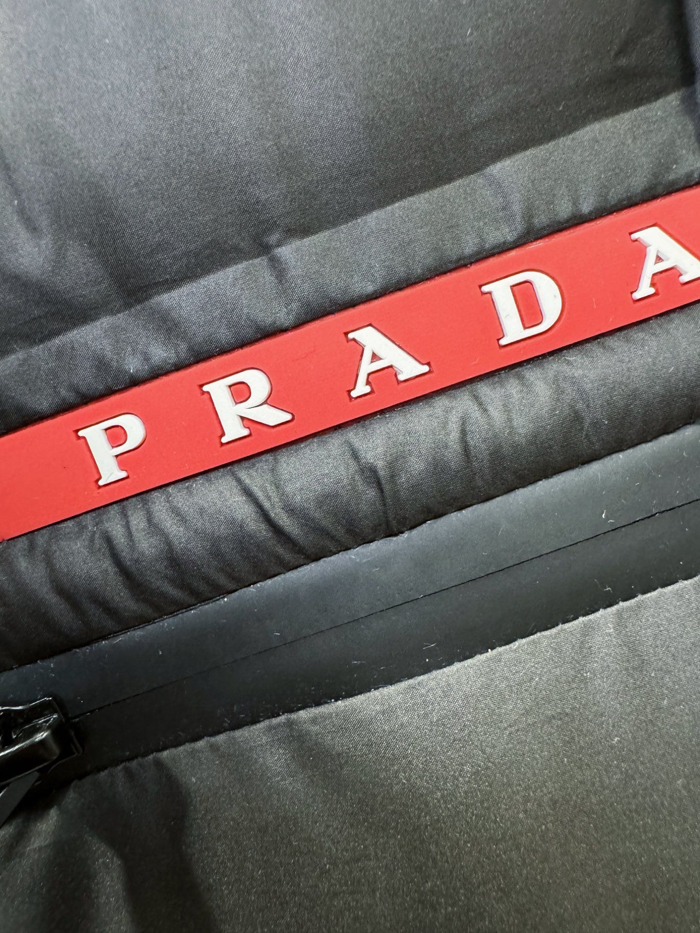 PRADA 普拉达 2025新款长款羽绒服，秀场新品，品相非常完美，专柜高科技防水面料，内里90%白鹅绒