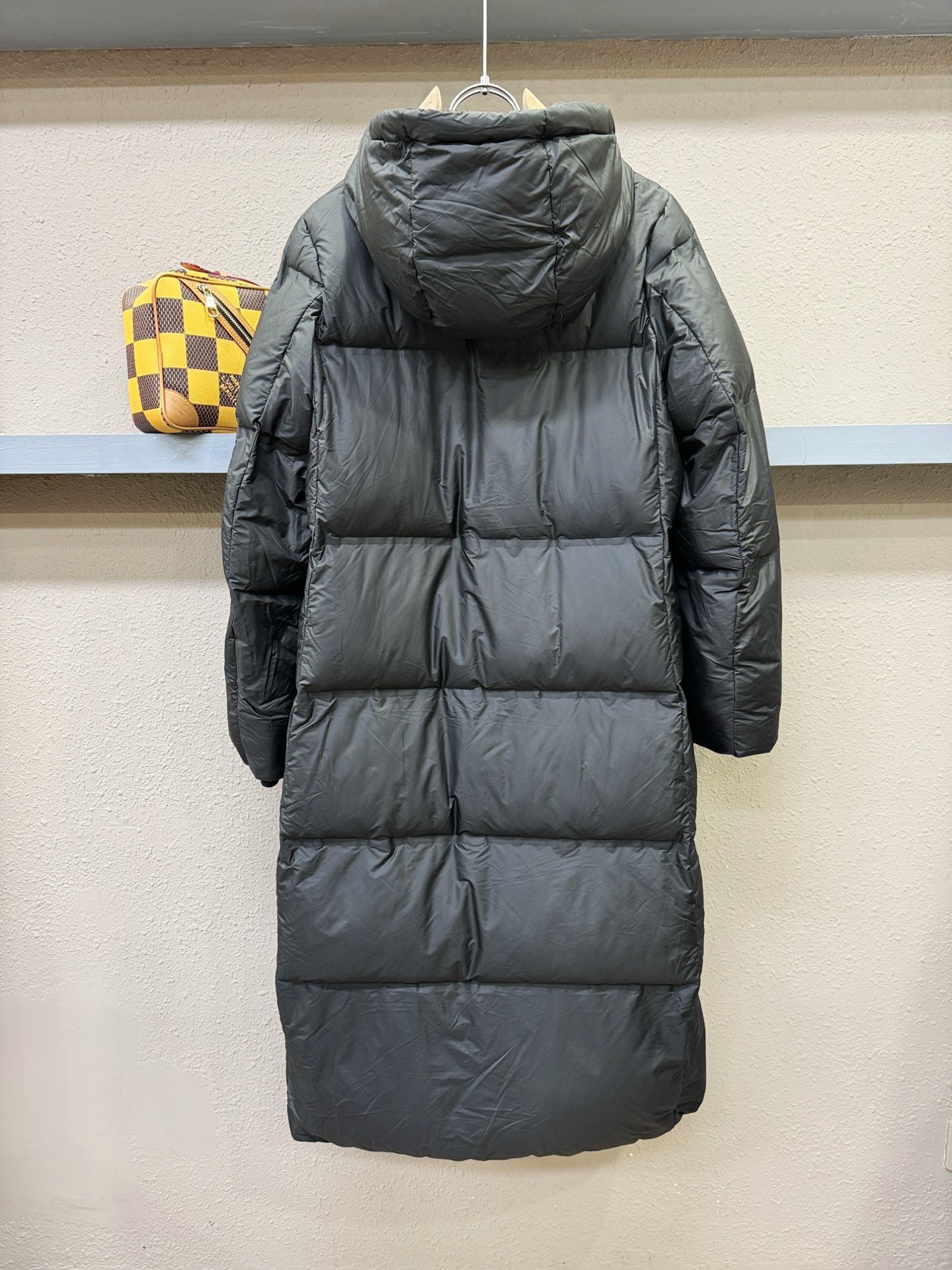 PRADA 普拉达 2025新款长款羽绒服，秀场新品，品相非常完美，专柜高科技防水面料，内里90%白鹅绒