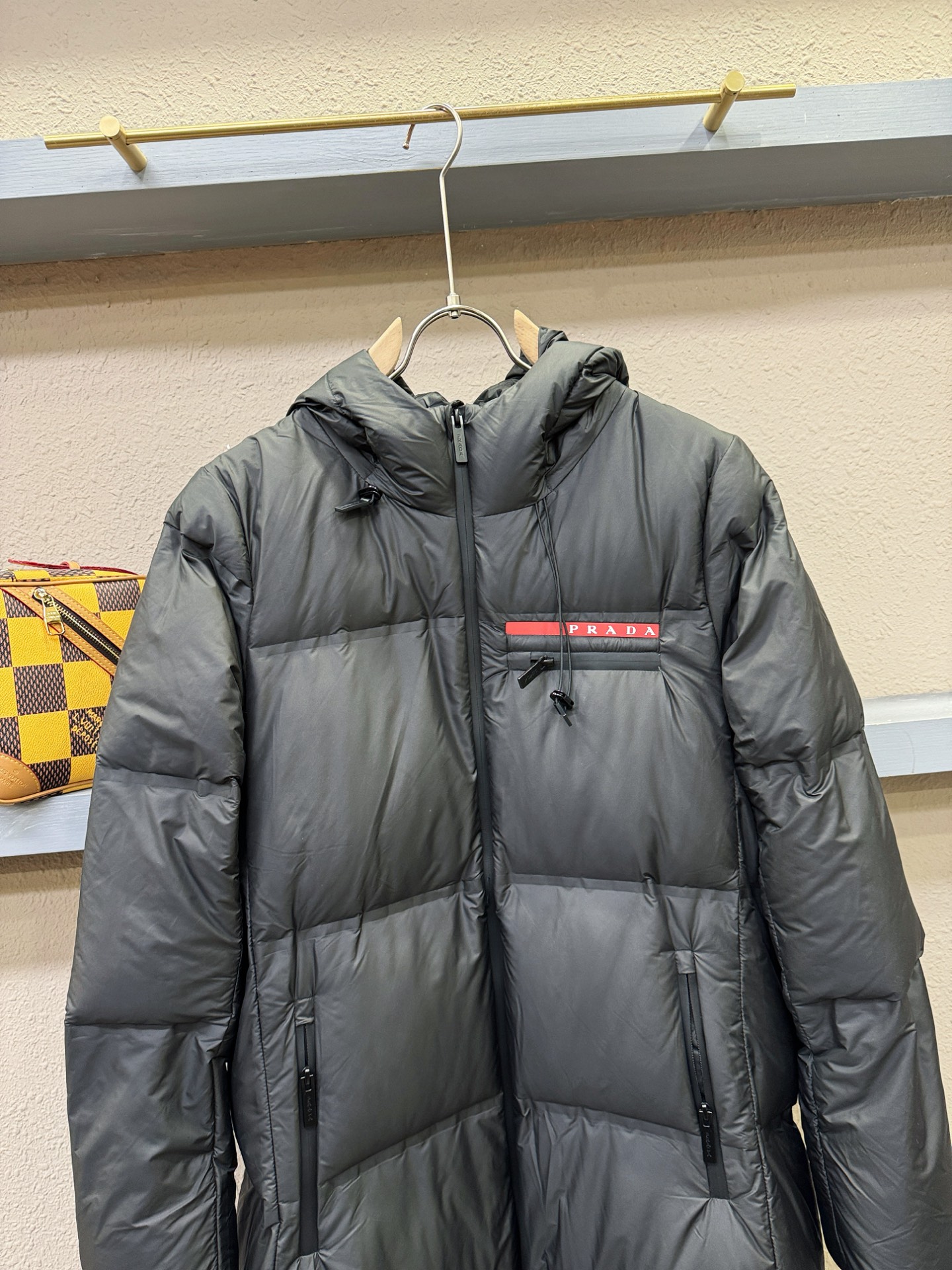 PRADA 普拉达 2025新款长款羽绒服，秀场新品，品相非常完美，专柜高科技防水面料，内里90%白鹅绒