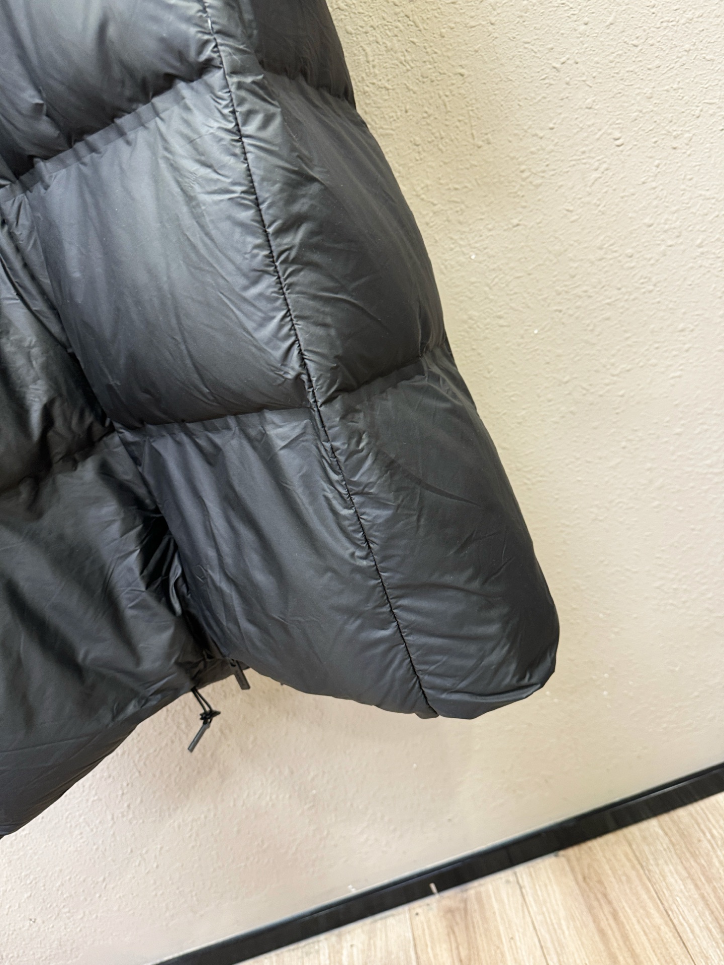 PRADA 普拉达 2025新款长款羽绒服，秀场新品，品相非常完美，专柜高科技防水面料，内里90%白鹅绒