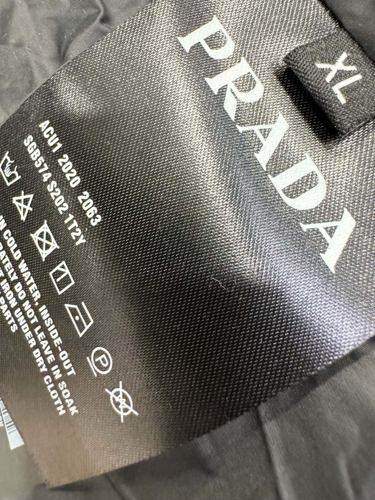 PRADA 普拉达 2025新款长款羽绒服，秀场新品，品相非常完美，专柜高科技防水面料，内里90%白鹅绒