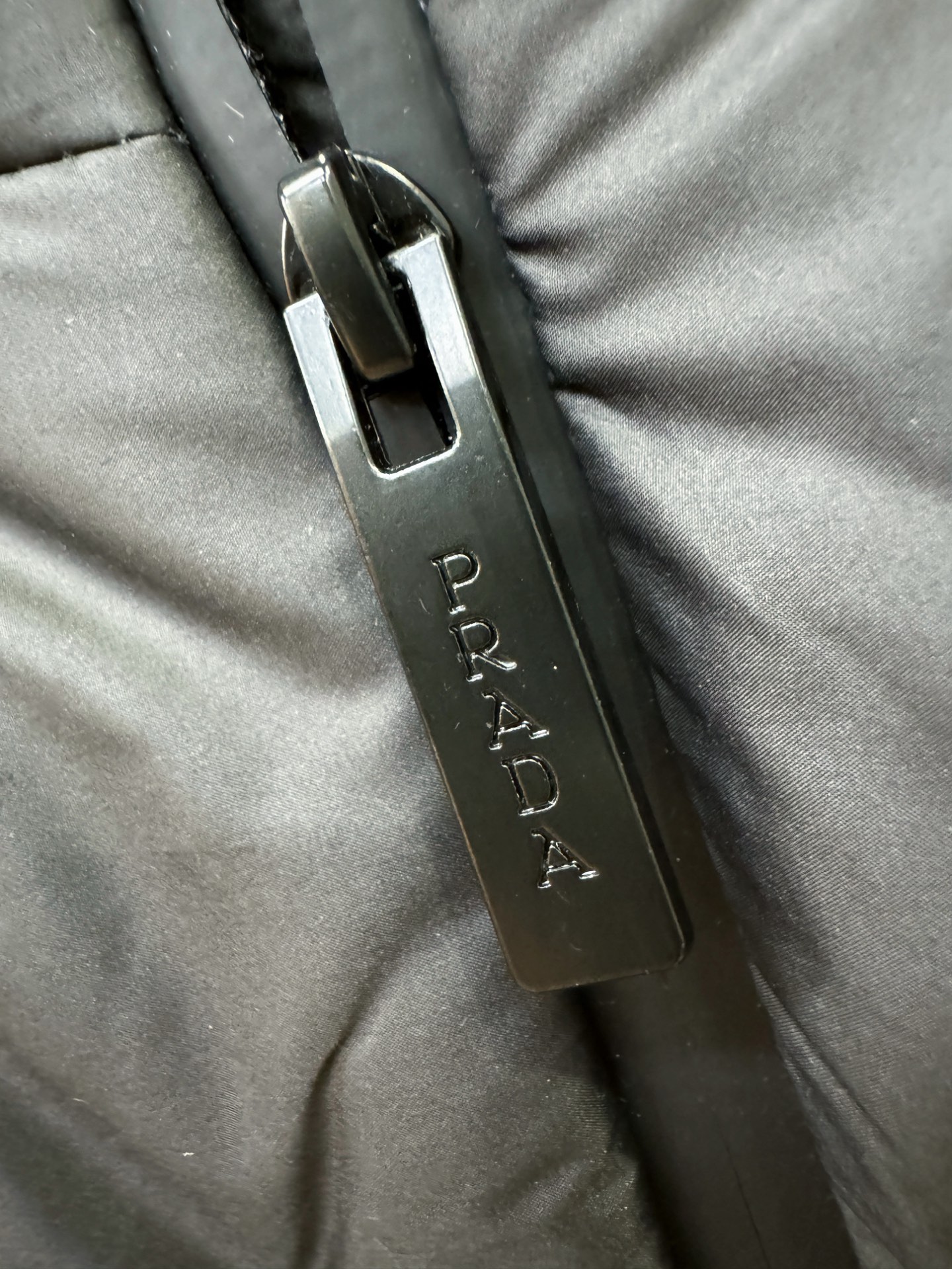 PRADA 普拉达 2025新款长款羽绒服，秀场新品，品相非常完美，专柜高科技防水面料，内里90%白鹅绒