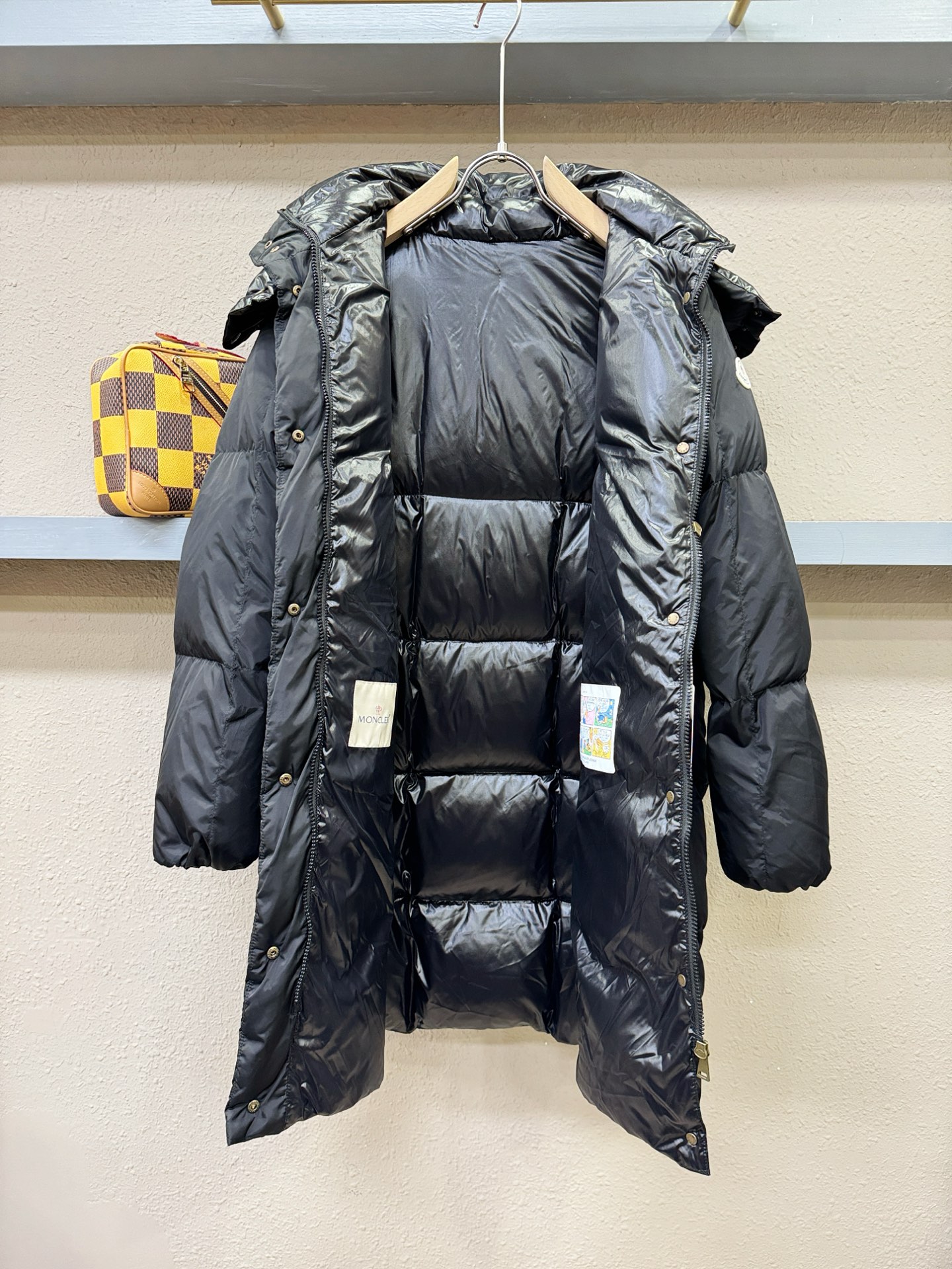 Moncler蒙口 2025新款长款羽绒服，秀场新品，品相非常完美，专柜高科技防水面料，内里90%白鹅绒