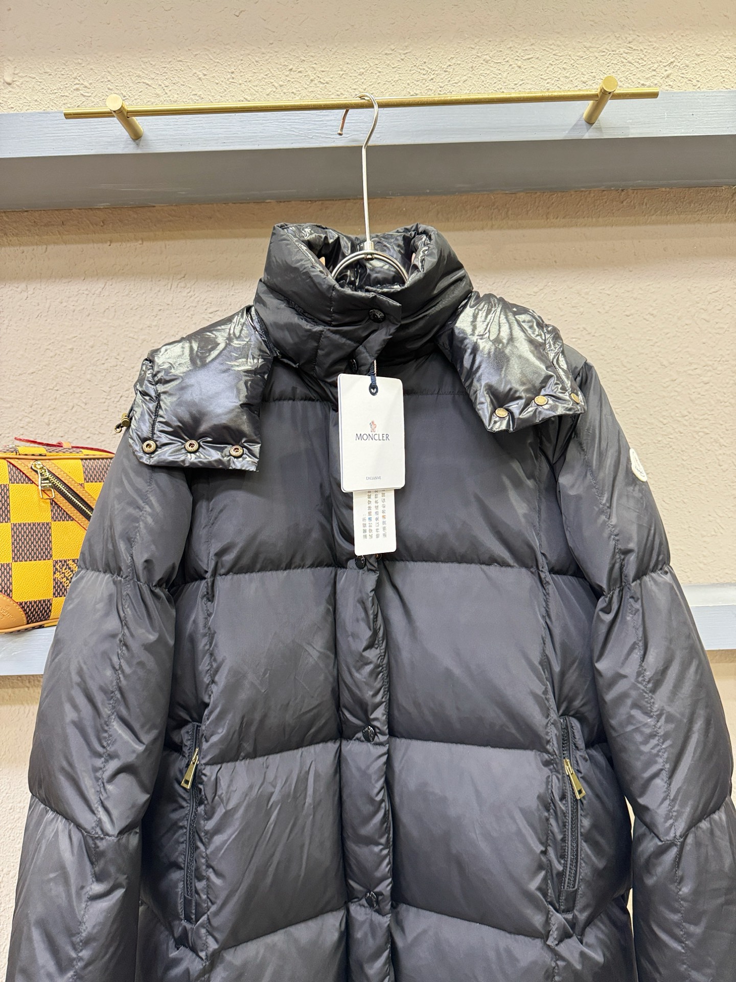 Moncler蒙口 2025新款长款羽绒服，秀场新品，品相非常完美，专柜高科技防水面料，内里90%白鹅绒