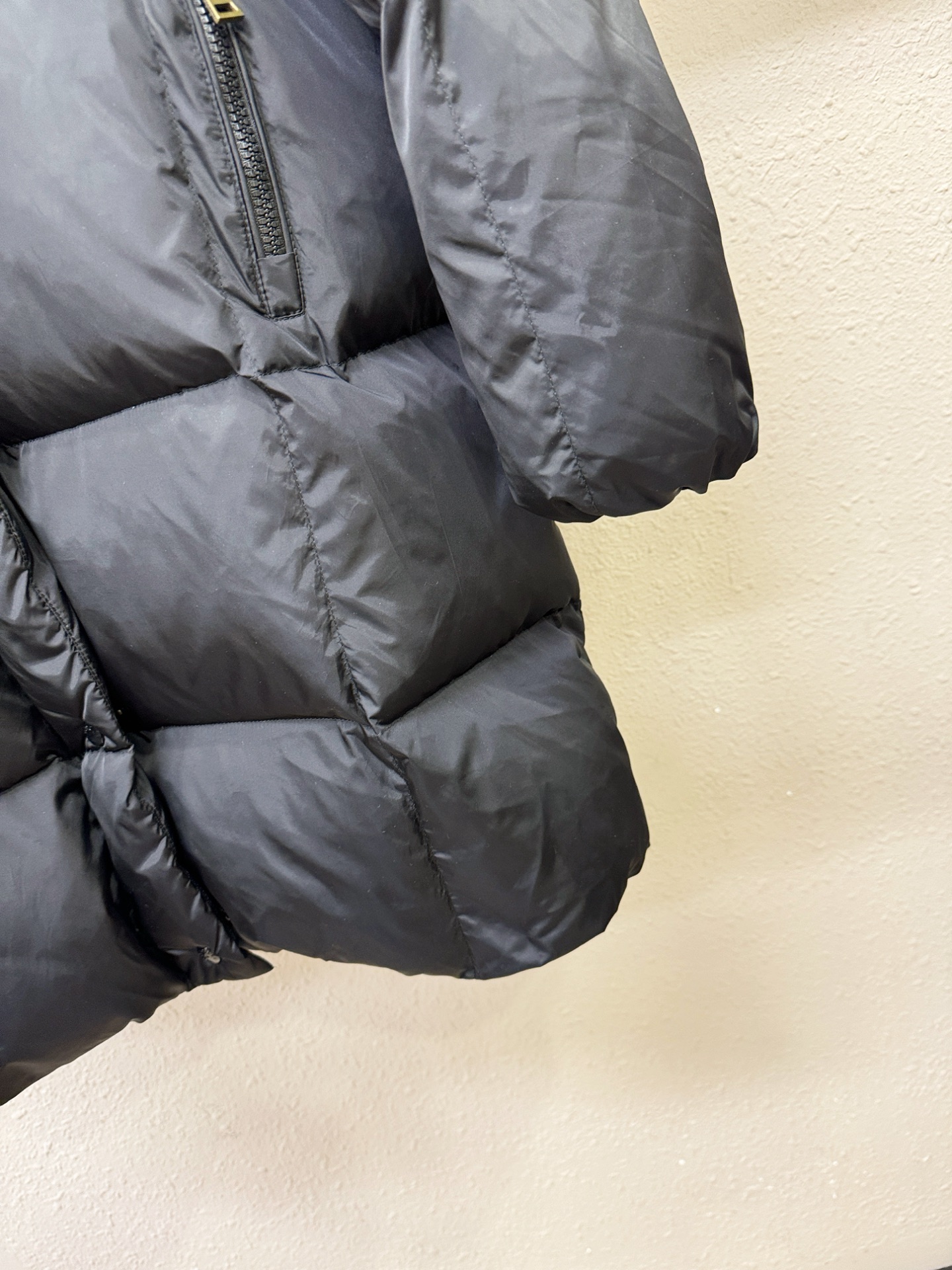 Moncler蒙口 2025新款长款羽绒服，秀场新品，品相非常完美，专柜高科技防水面料，内里90%白鹅绒