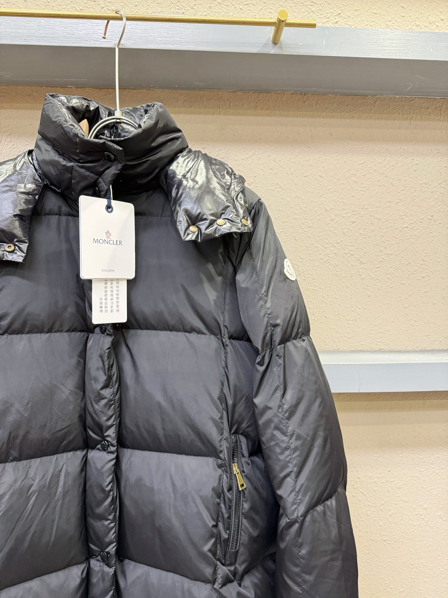 Moncler蒙口 2025新款长款羽绒服，秀场新品，品相非常完美，专柜高科技防水面料，内里90%白鹅绒