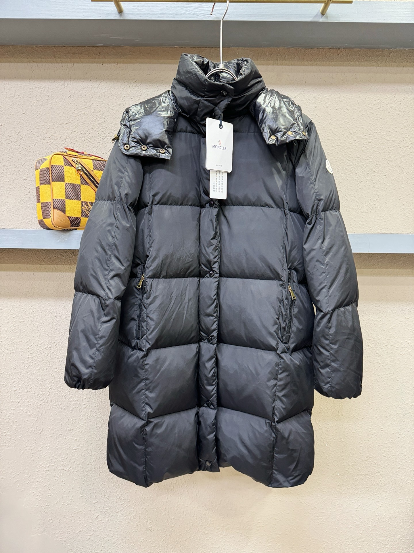 Moncler蒙口 2025新款长款羽绒服，秀场新品，品相非常完美，专柜高科技防水面料，内里90%白鹅绒