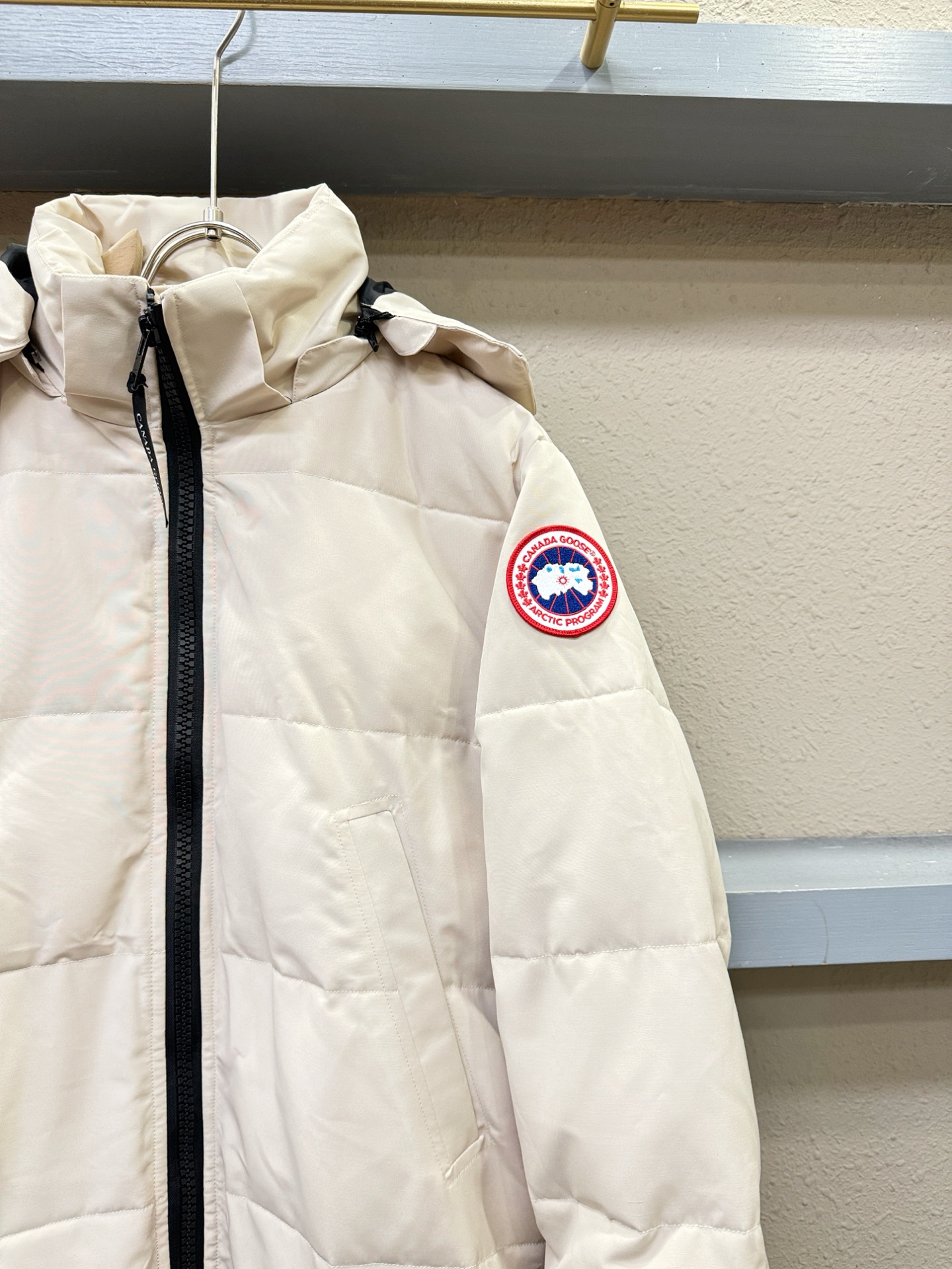 加拿大鹅 品牌Canada Goose 2025新款长款羽绒服，秀场新品，品相非常完美，专柜高科技防水面