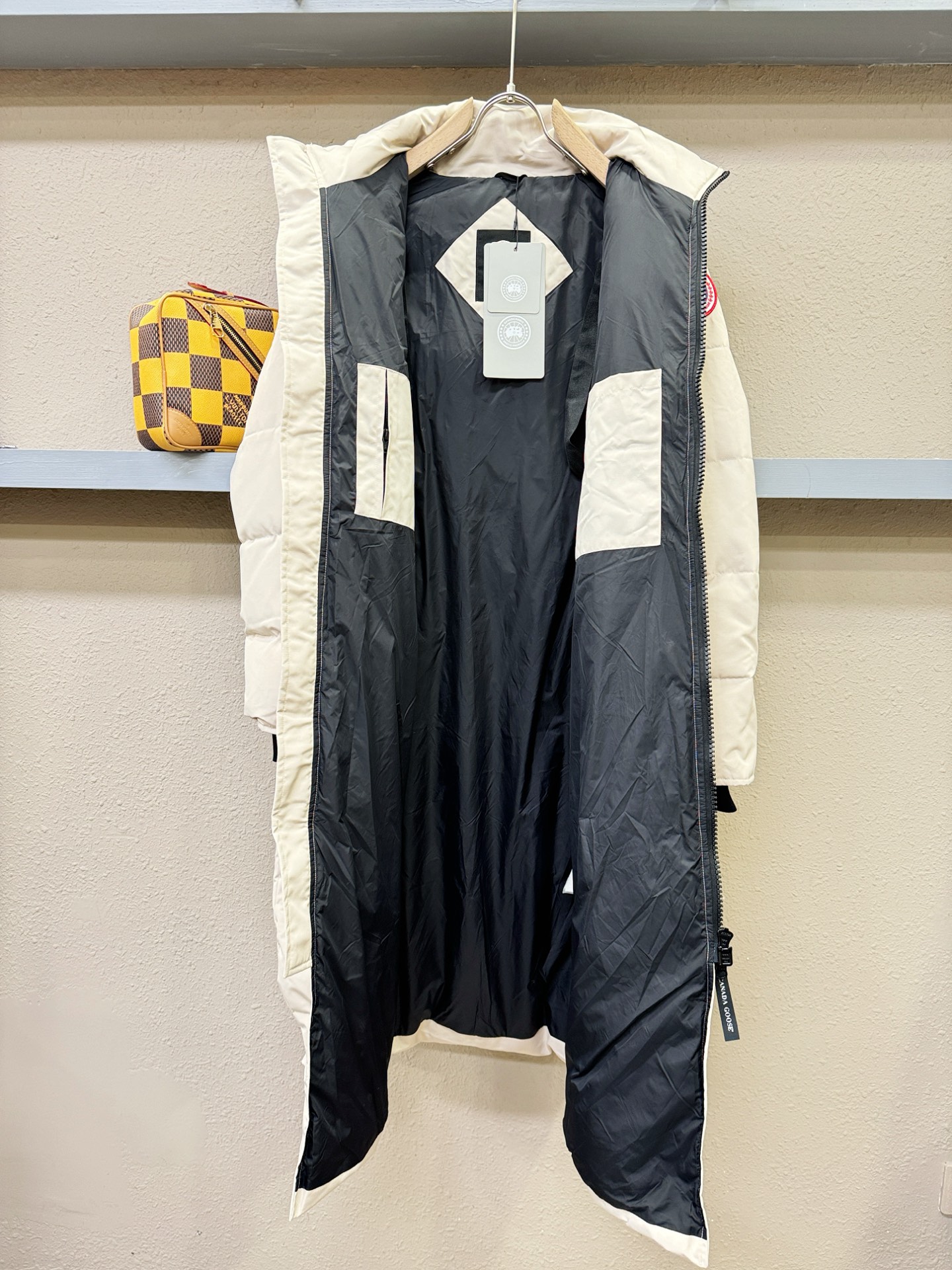 加拿大鹅 品牌Canada Goose 2025新款长款羽绒服，秀场新品，品相非常完美，专柜高科技防水面