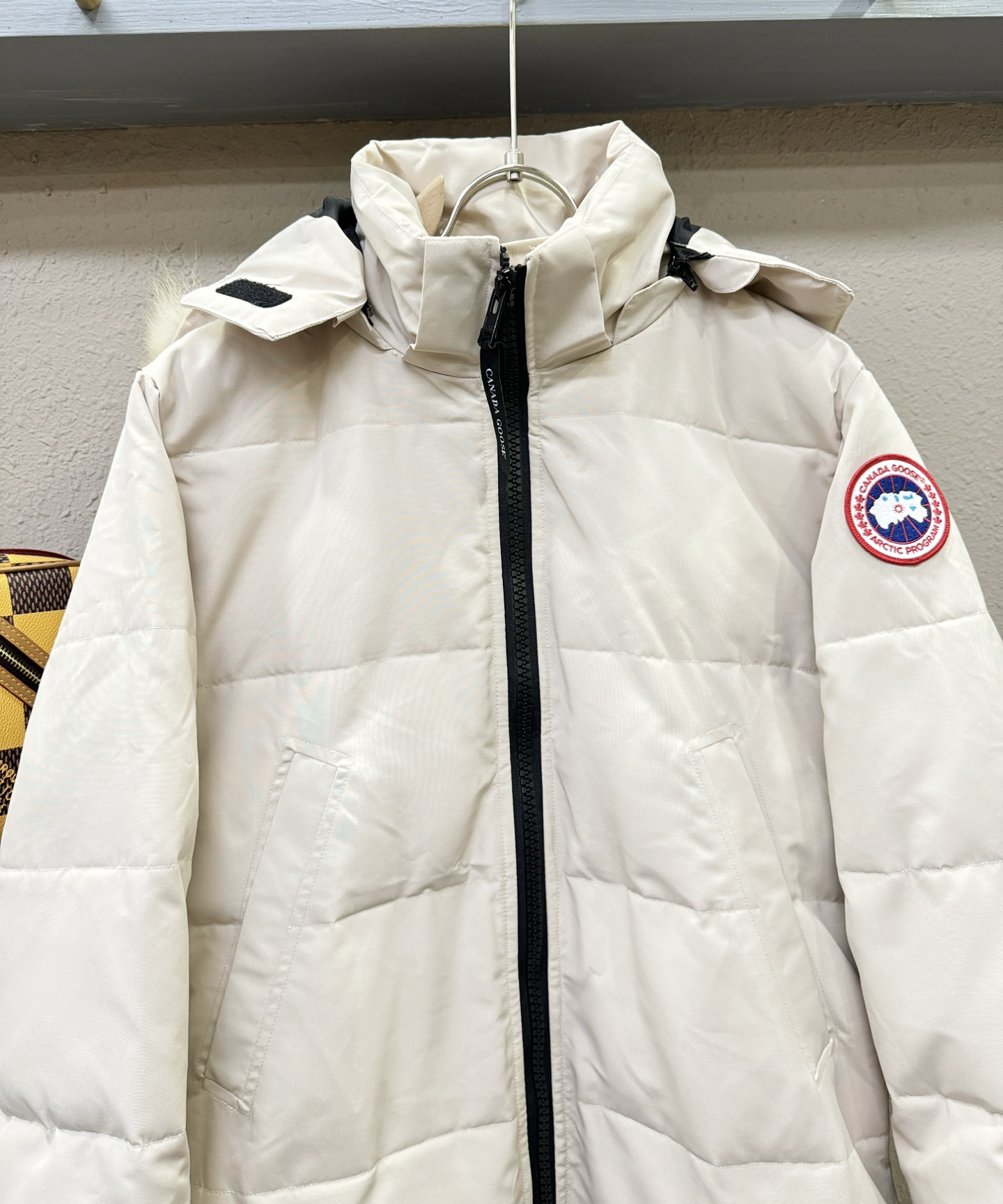 加拿大鹅 品牌Canada Goose 2025新款长款羽绒服，秀场新品，品相非常完美，专柜高科技防水面