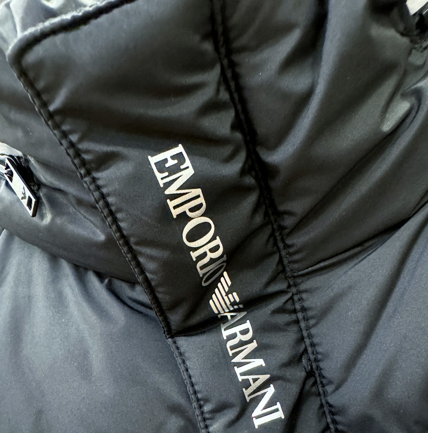 Armani 阿玛尼 2025新款羽绒服，秀场新品，品相非常完美，专柜高科技防水面料，内里90%白鹅绒填