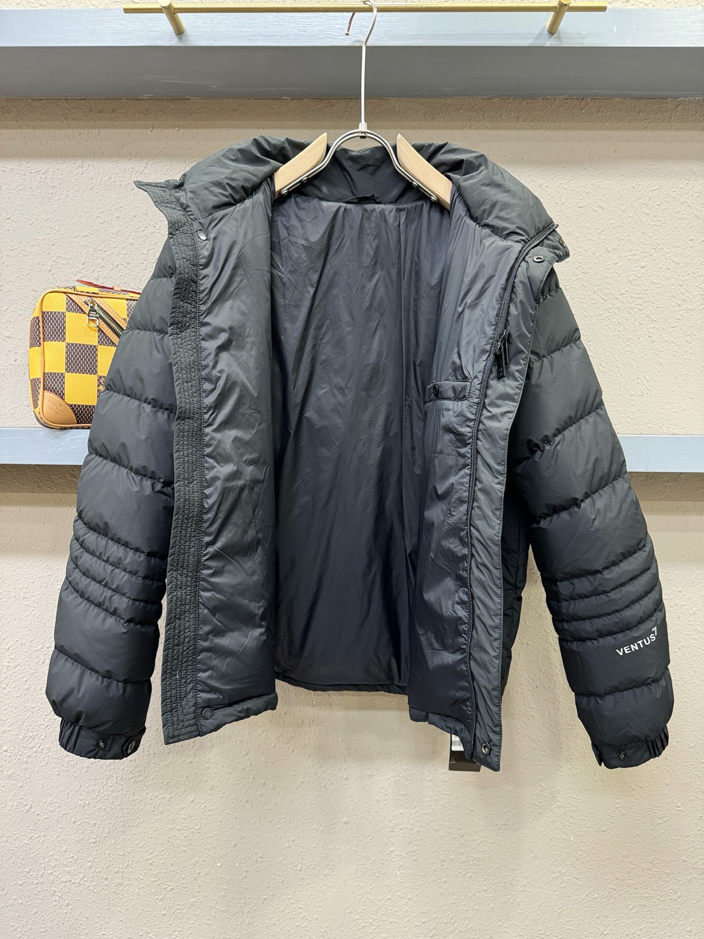 Armani 阿玛尼 2025新款羽绒服，秀场新品，品相非常完美，专柜高科技防水面料，内里90%白鹅绒填