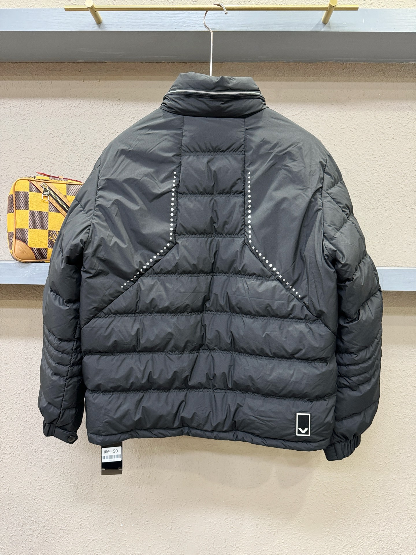 Armani 阿玛尼 2025新款羽绒服，秀场新品，品相非常完美，专柜高科技防水面料，内里90%白鹅绒填